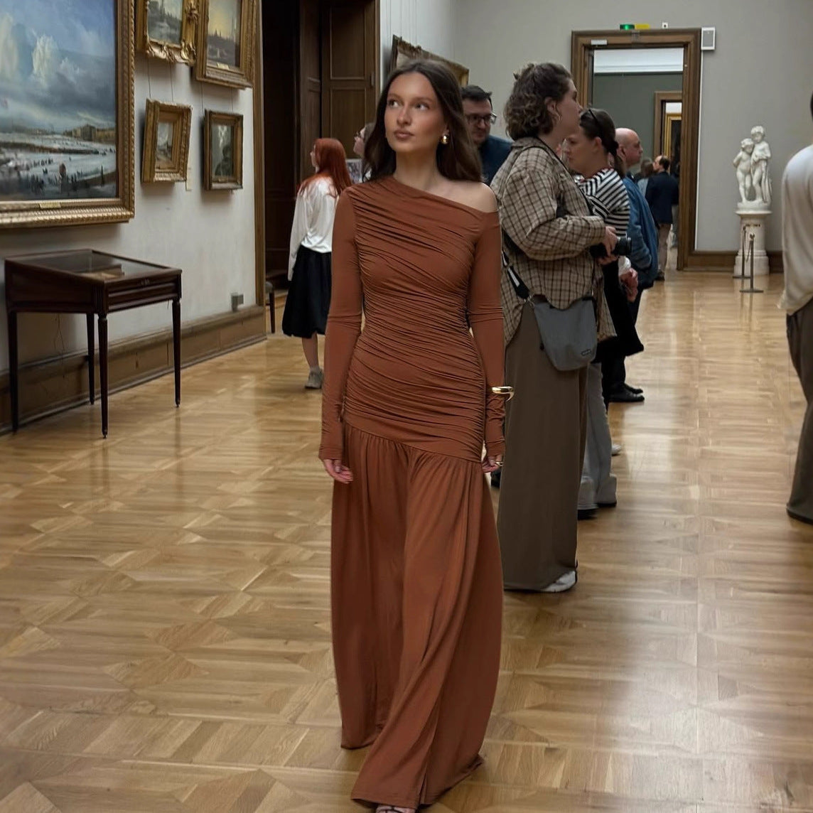 Damen Elegantes Maxikleid mit asymmetrischem Schnitt und Raffung Sovae