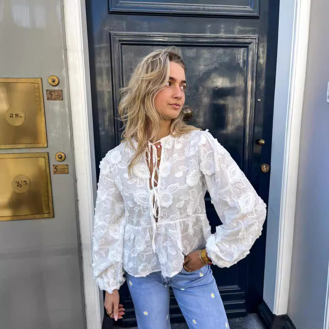 Damen Bluse mit floralen Stickereien und Rüschendetails Sovae