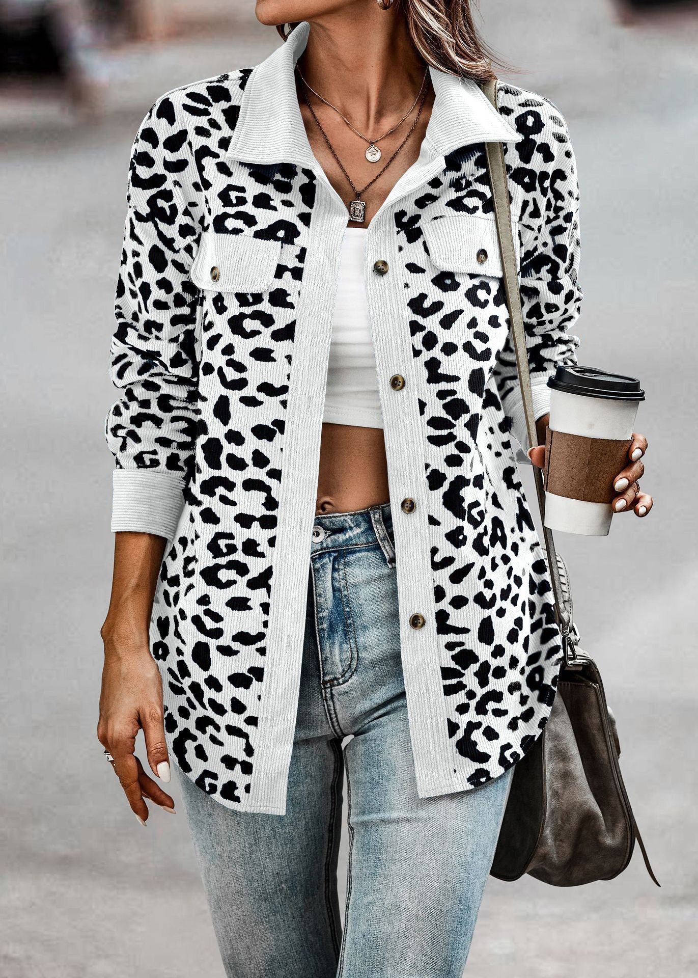 Damen Freizeitjacke mit strukturiertem Leopardenmuster und praktischen Taschen Sovae