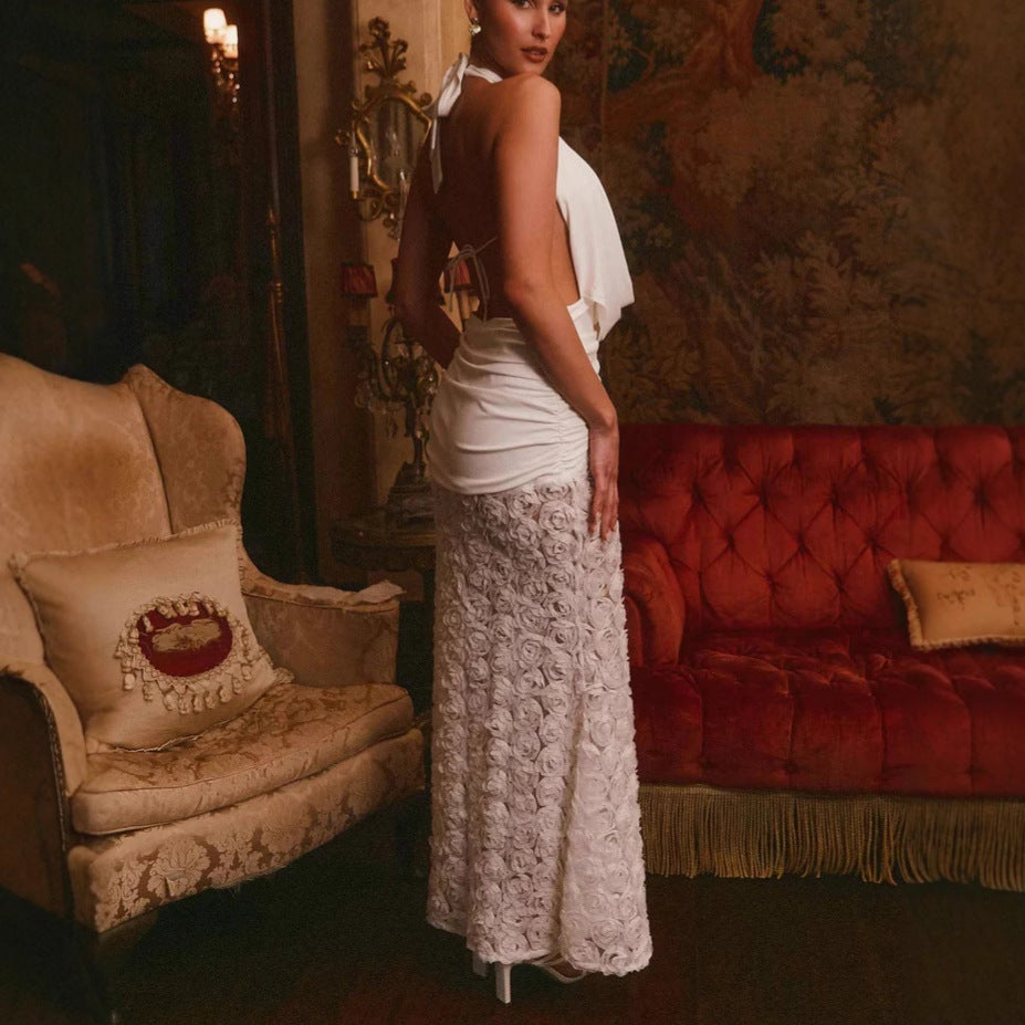Dame Deluxe Abendkleid mit raffiniertem Drapieren und Blumendetails Sovae