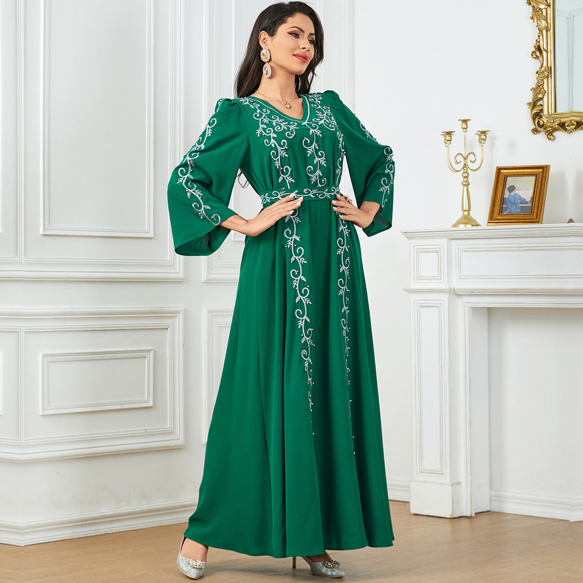 Damen Langes, besticktes Kleid mit eleganten Ärmeln Sovae