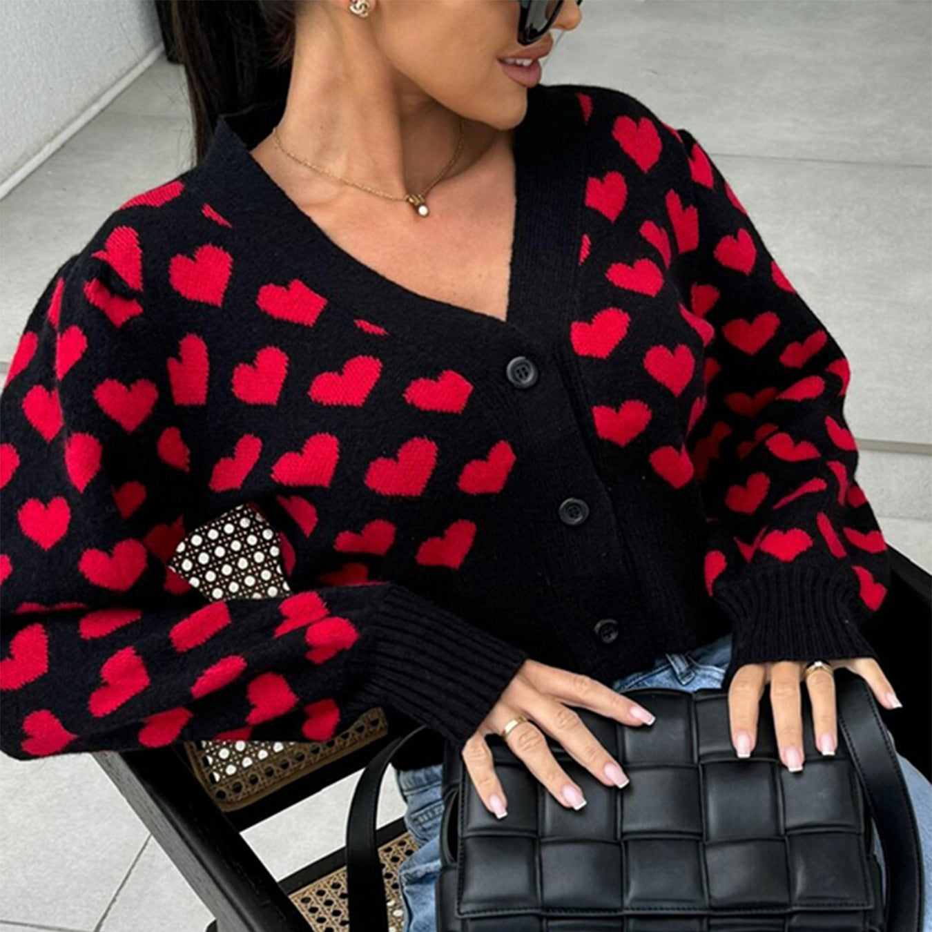 Damen Strickjacke mit Herzmotiv und dekorativen Knöpfen Sovae