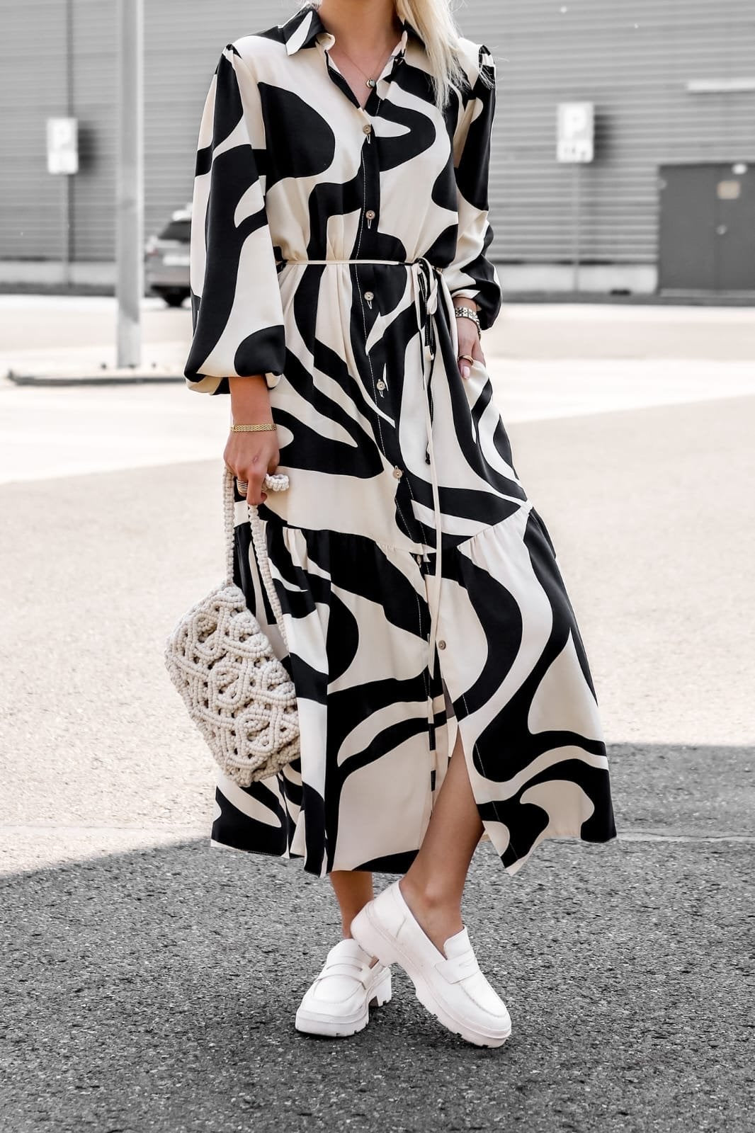 Damen Maxikleid mit modernem Muster und praktischem Taillengürtel Sovae