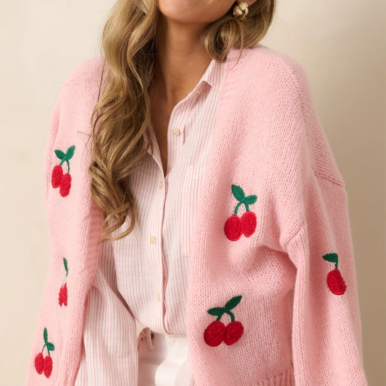 Damen kuschelige Strickjacke mit kirschmotivierten Applikationen Sovae