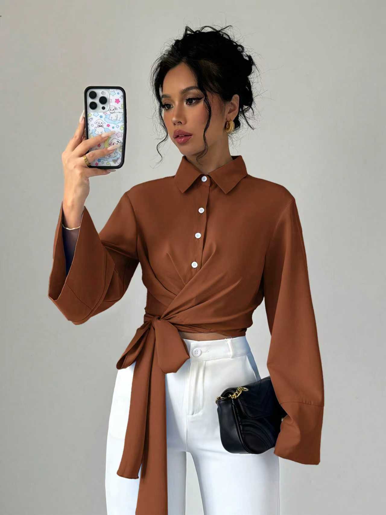 Damen Wickelbluse mit langen Ärmeln und modernen Knopfdetails Sovae