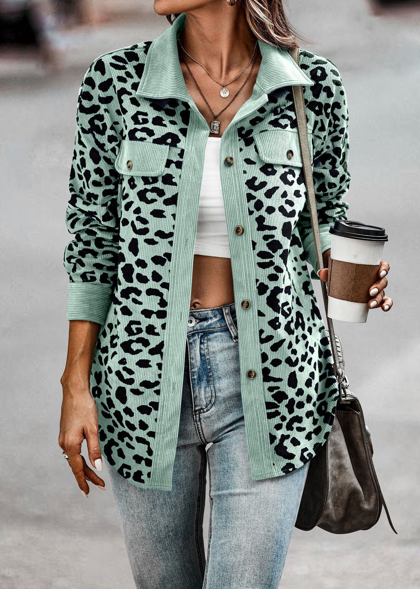 Damen Jacke im Leopardenmuster mit strukturiertem Stoff und praktischen Taschen Sovae