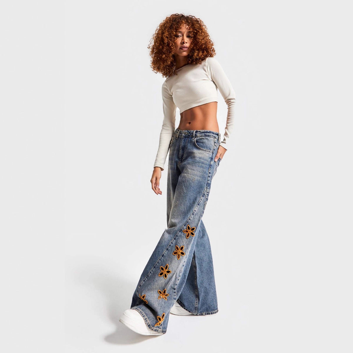 Damen Weit geschnittene Jeans mit floralen Applikationen Sovae