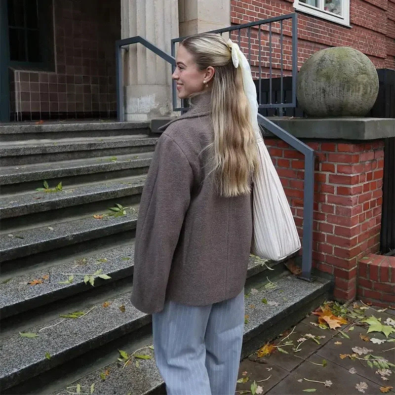 Damen modische Shortjacke mit breitem Revers und Knopfverschluss Sovae