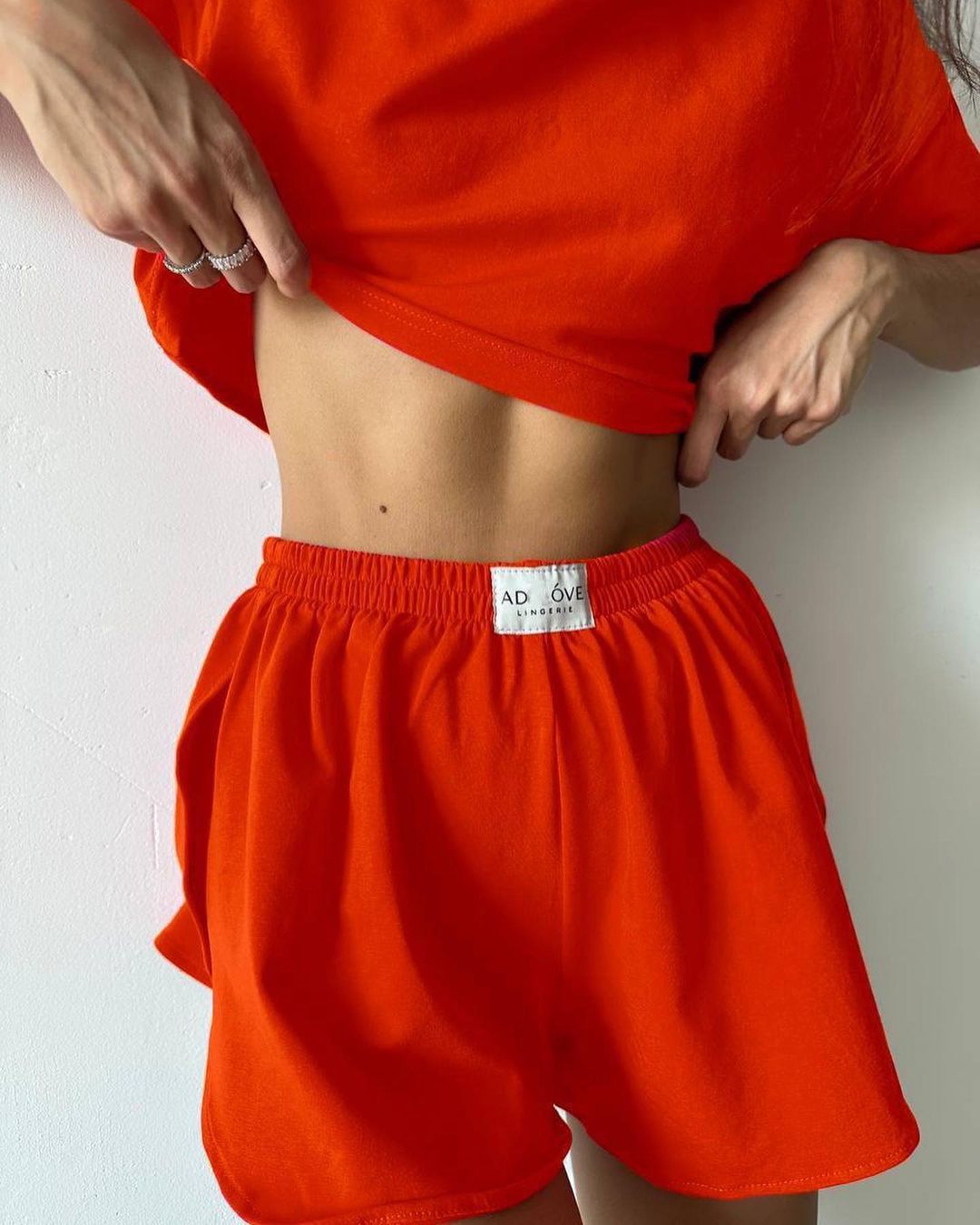 Damen lässige Sportshorts mit elastischem Bund und seitlichen Schlitzen Sovae