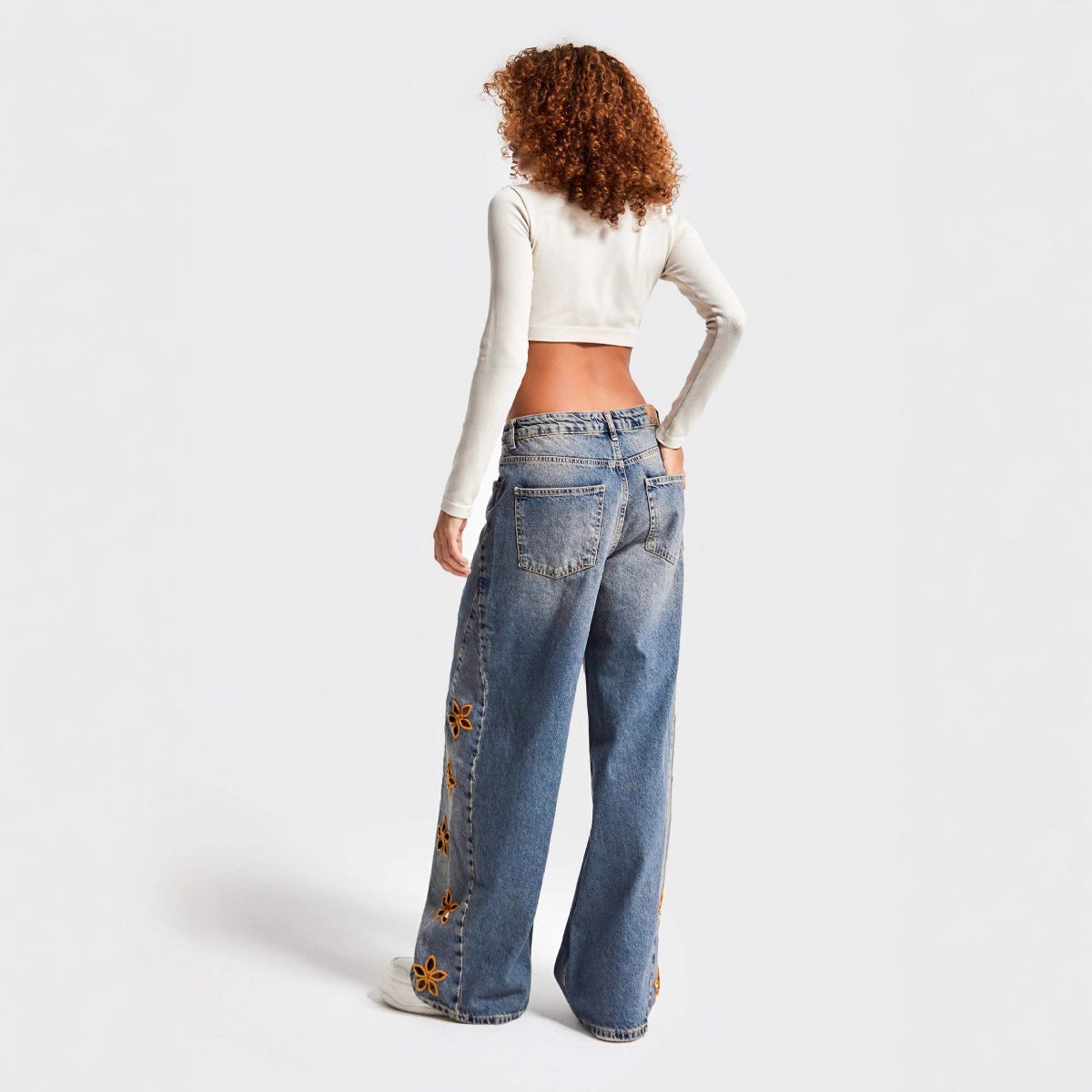 Damen Weit geschnittene Jeans mit floralen Applikationen Sovae