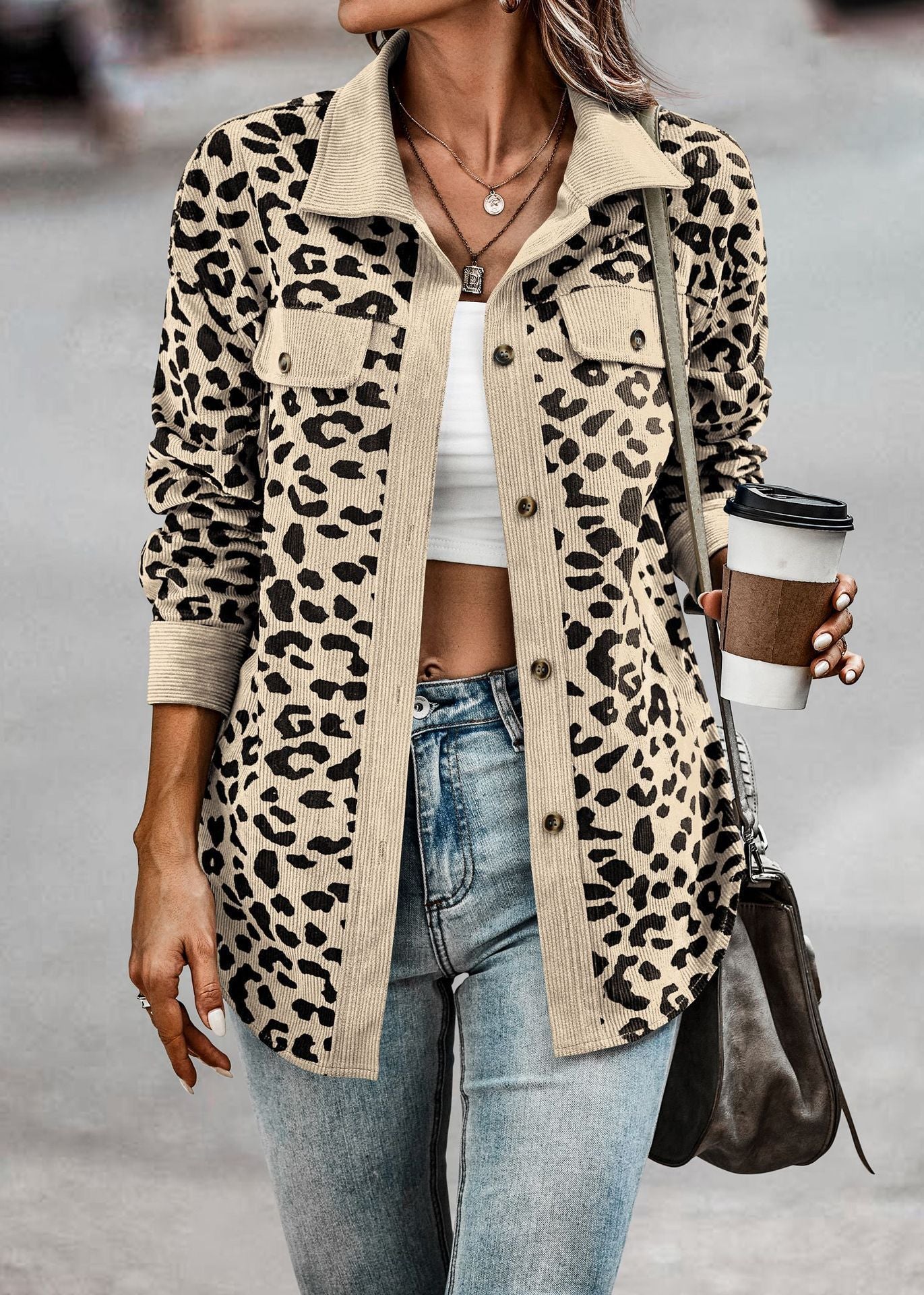 Damen Jacke im Leopardenmuster mit strukturiertem Stoff und praktischen Taschen Sovae
