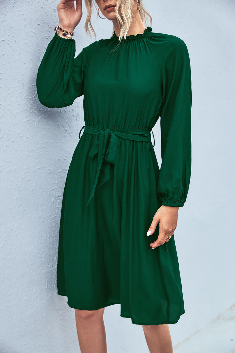Damen Midi-Kleid mit elastischem Taillengürtel und femininen Puffärmeln Sovae