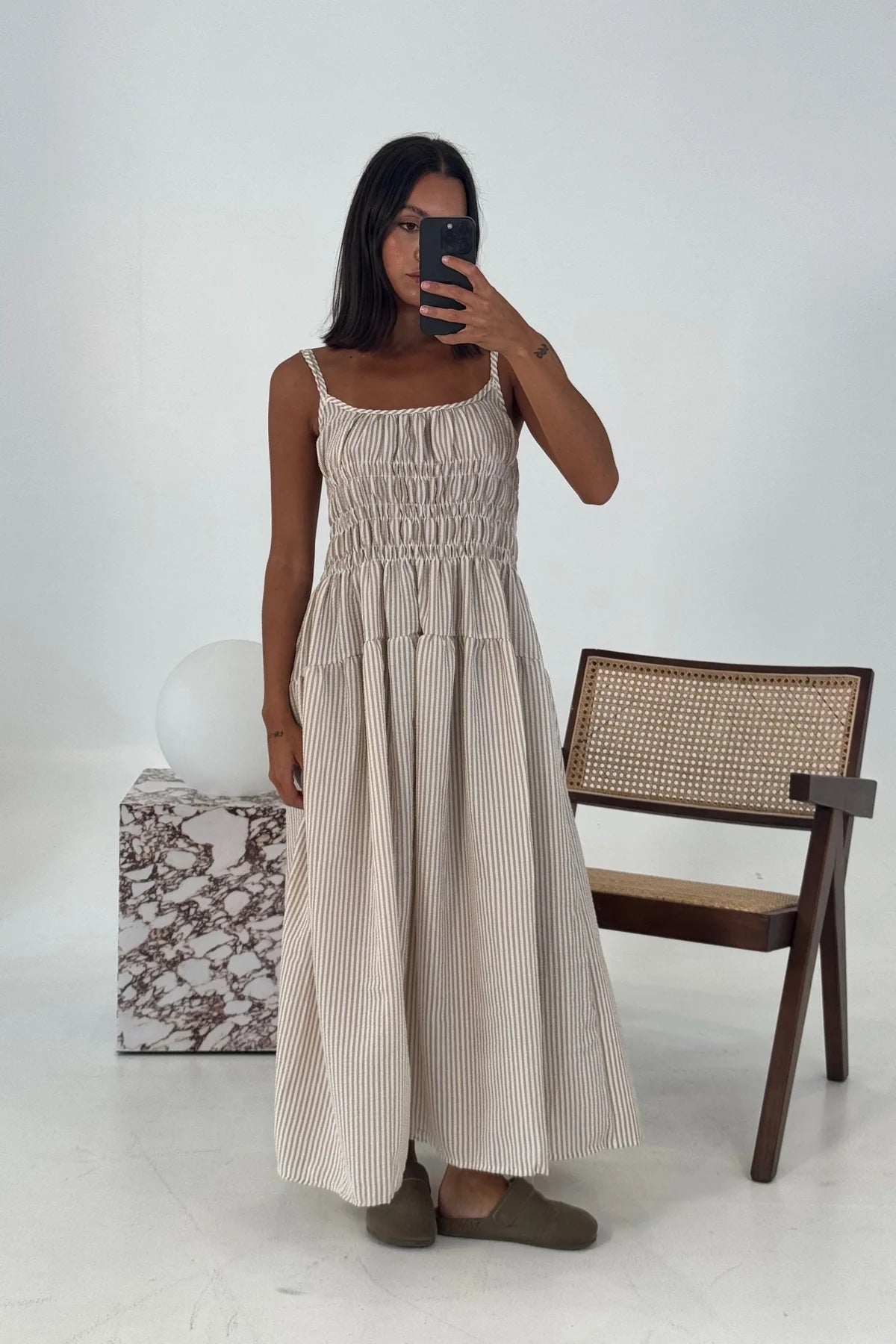 Damen verspieltes Maxikleid mit lässigem Schnitt und Raffungen Sovae