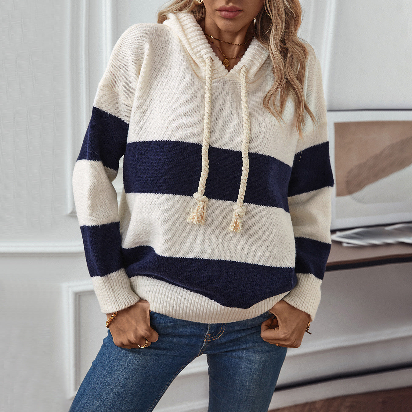 Damen Kapuzenpullover mit breiten Streifen und weichem Material Sovae