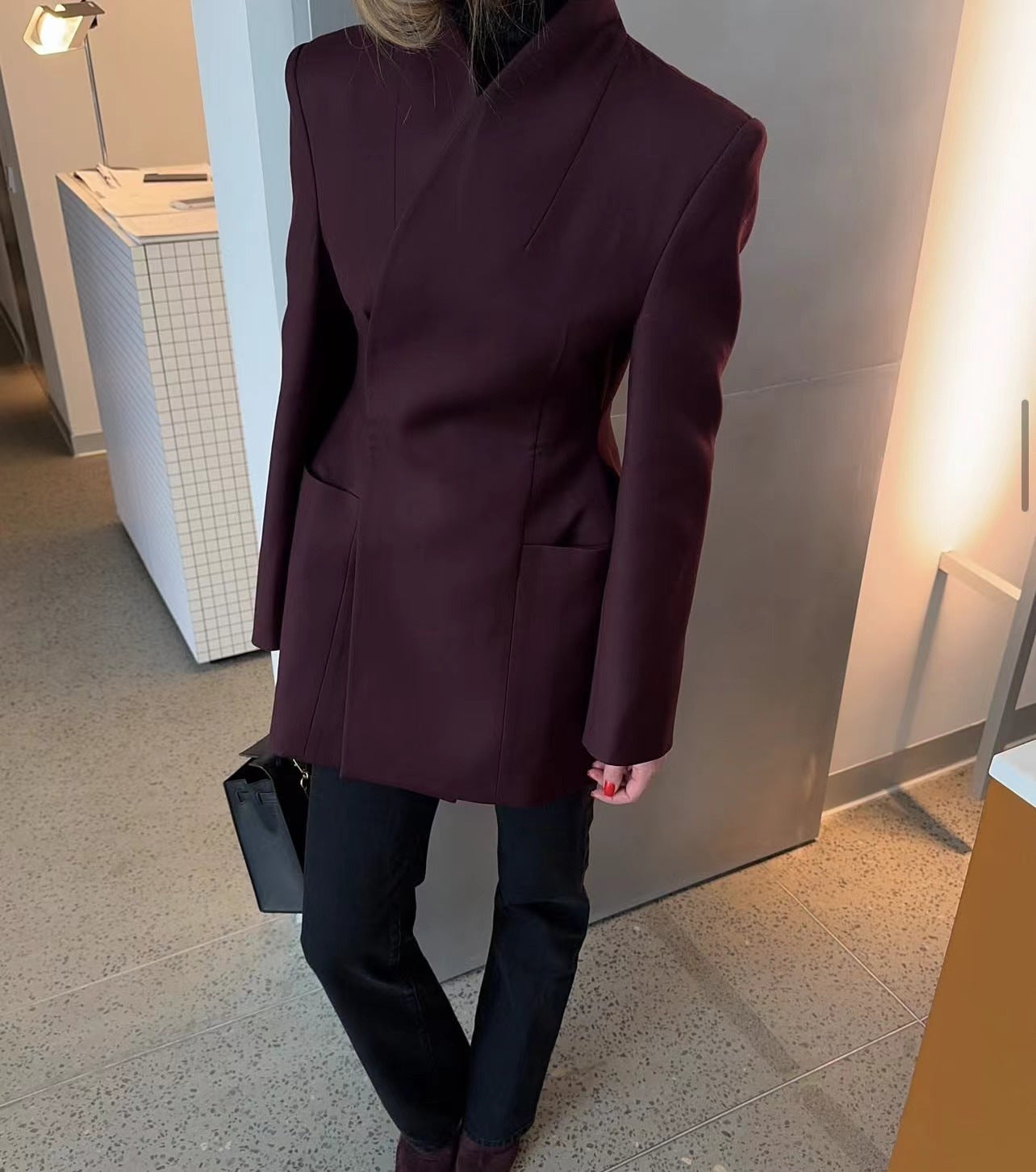 Damen elegante Blazerjacke mit schimmerndem Stoff und tiefem V-Ausschnitt Sovae