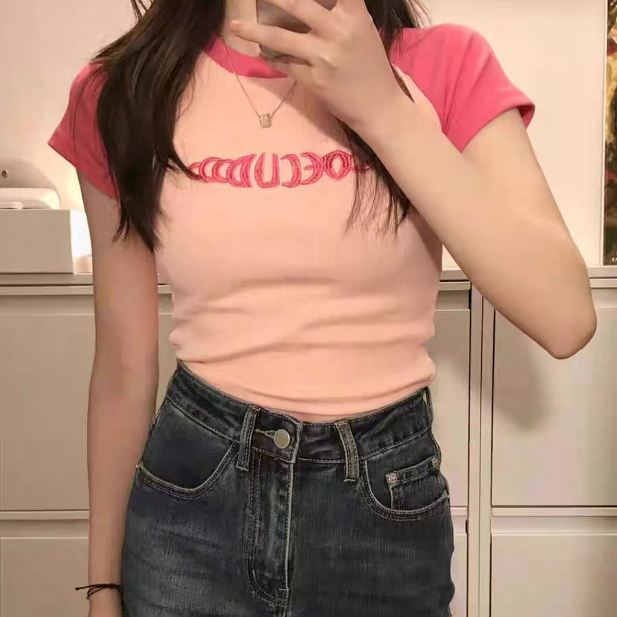 Damen Sportliches Crop-Top mit kontrastierenden Ärmeln und Schriftzug Sovae