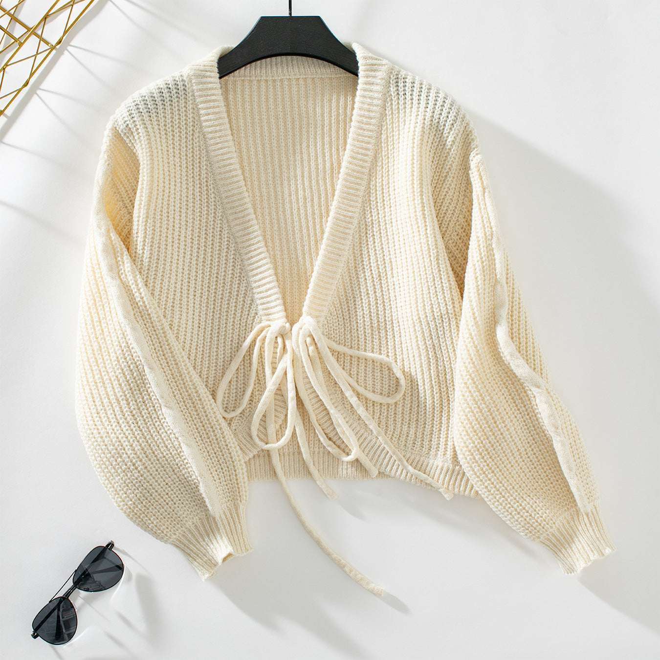 Damen Strickjacke mit voluminösen Ärmeln und dekorativen Bindebändern Sovae