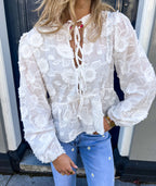 Damen Bluse mit floralen Stickereien und Rüschendetails Sovae