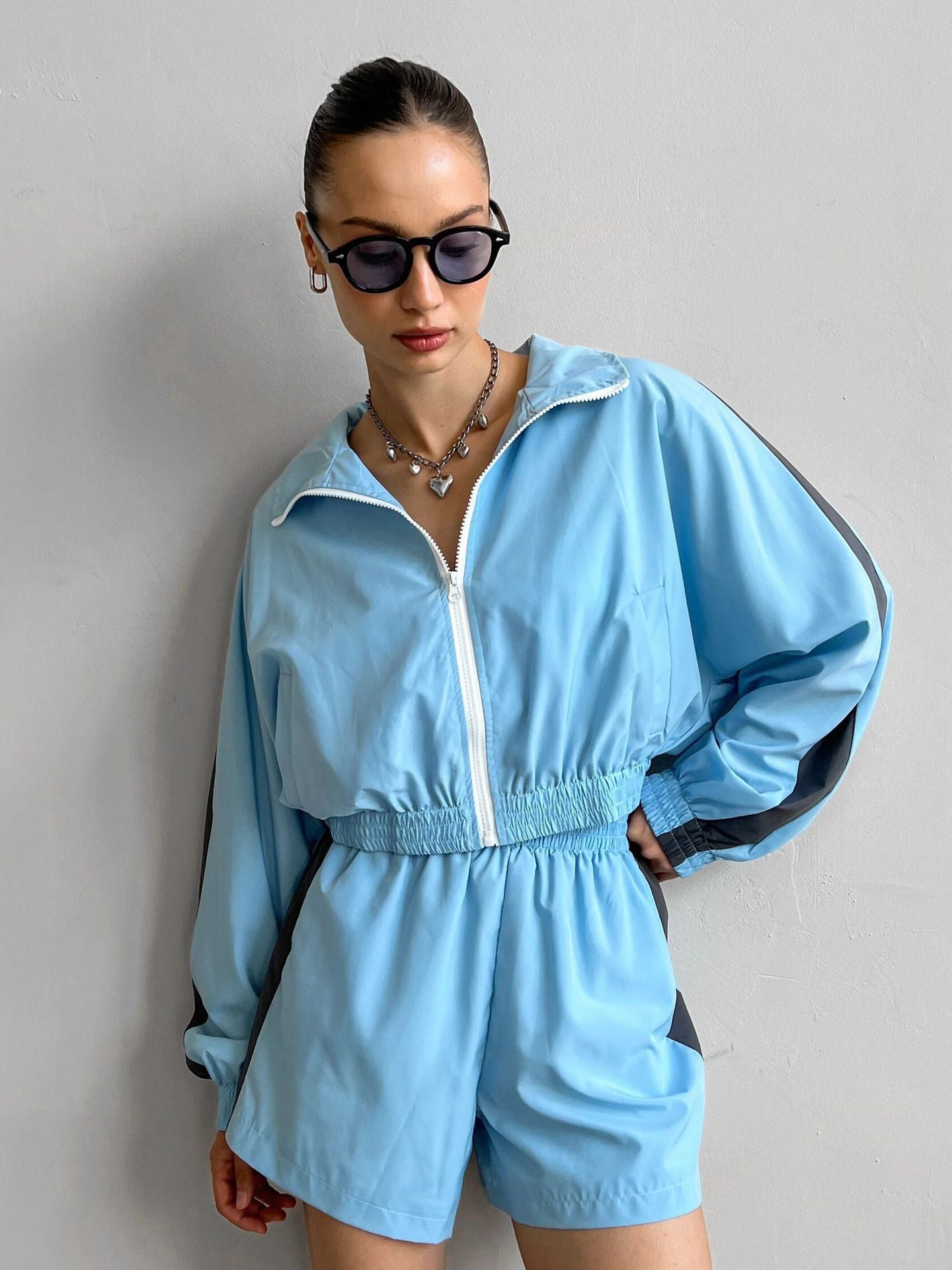 Damen Sportliches Windbreaker-Set mit elastischen Shorts Sovae