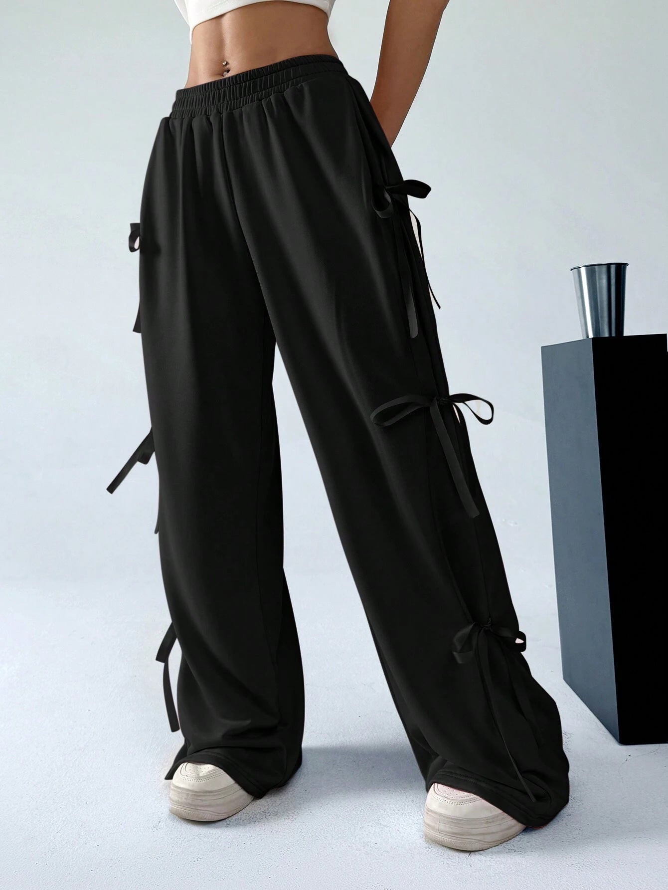 Damen Weit geschnittene Cargohose mit Leopardenmuster und eleganten Schnürdetails Sovae