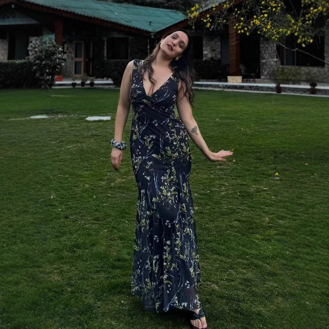 Damen Maxikleid mit floralen Akzenten und elegantem V-Ausschnitt Sovae