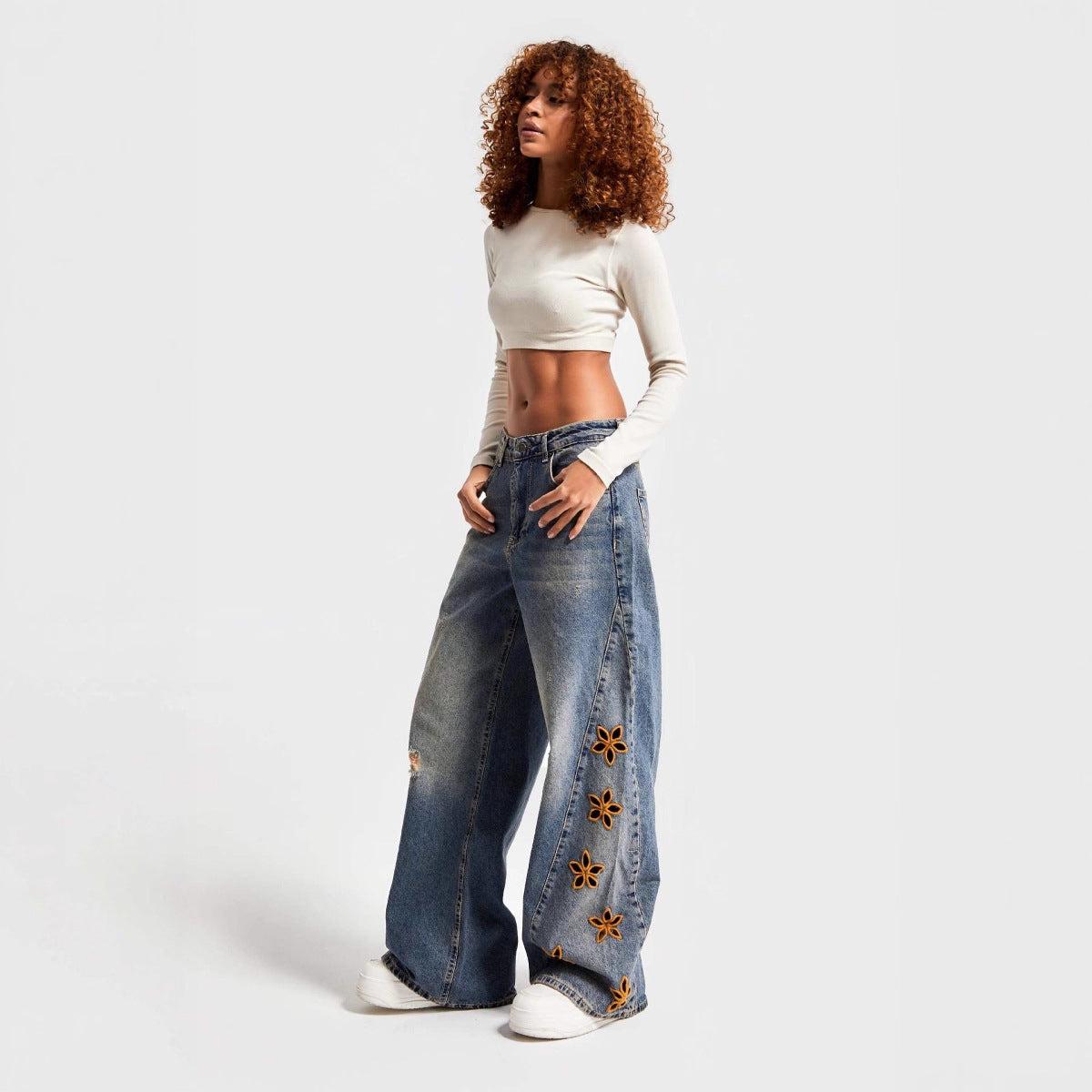 Damen Weit geschnittene Jeans mit floralen Applikationen Sovae