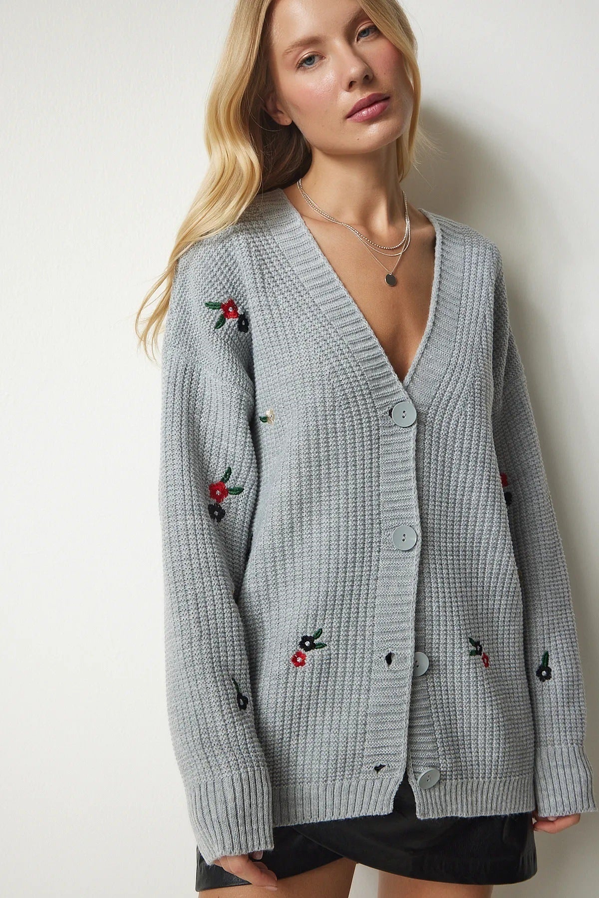 Damen Strickjacke mit floralem Stickdesign und komfortablem Schnitt Sovae