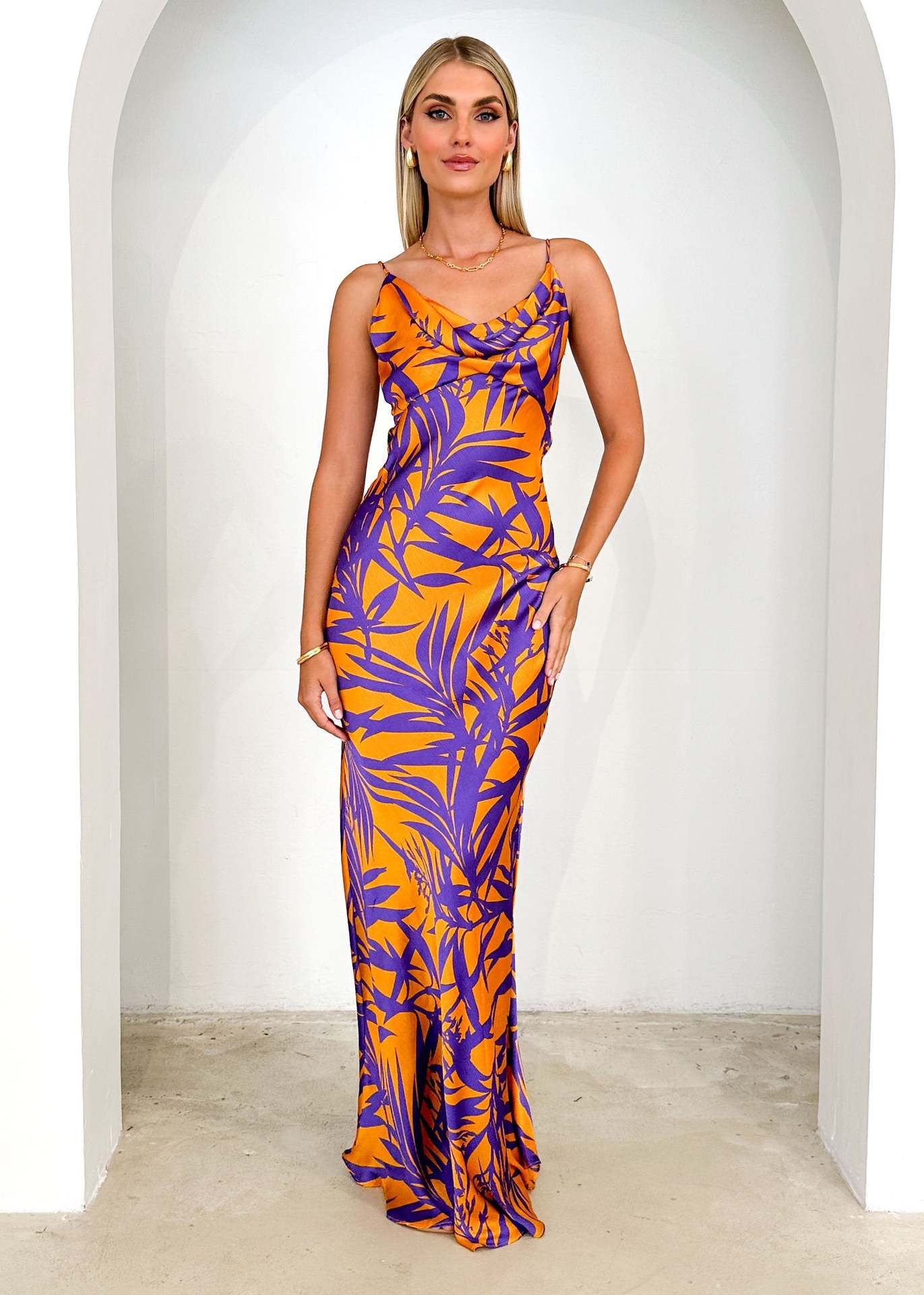 Damen elegantes Maxikleid mit raffiniertem Faltenwurf und trendigem Blattmuster Sovae