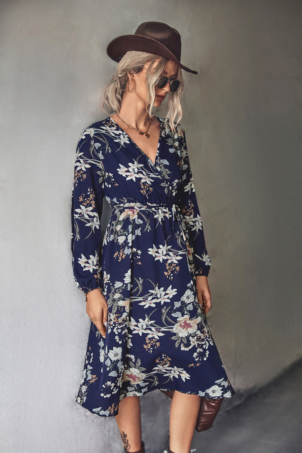 Damen Midi-Kleid mit elegantem floralem Design und tailliertem Gürtel Sovae
