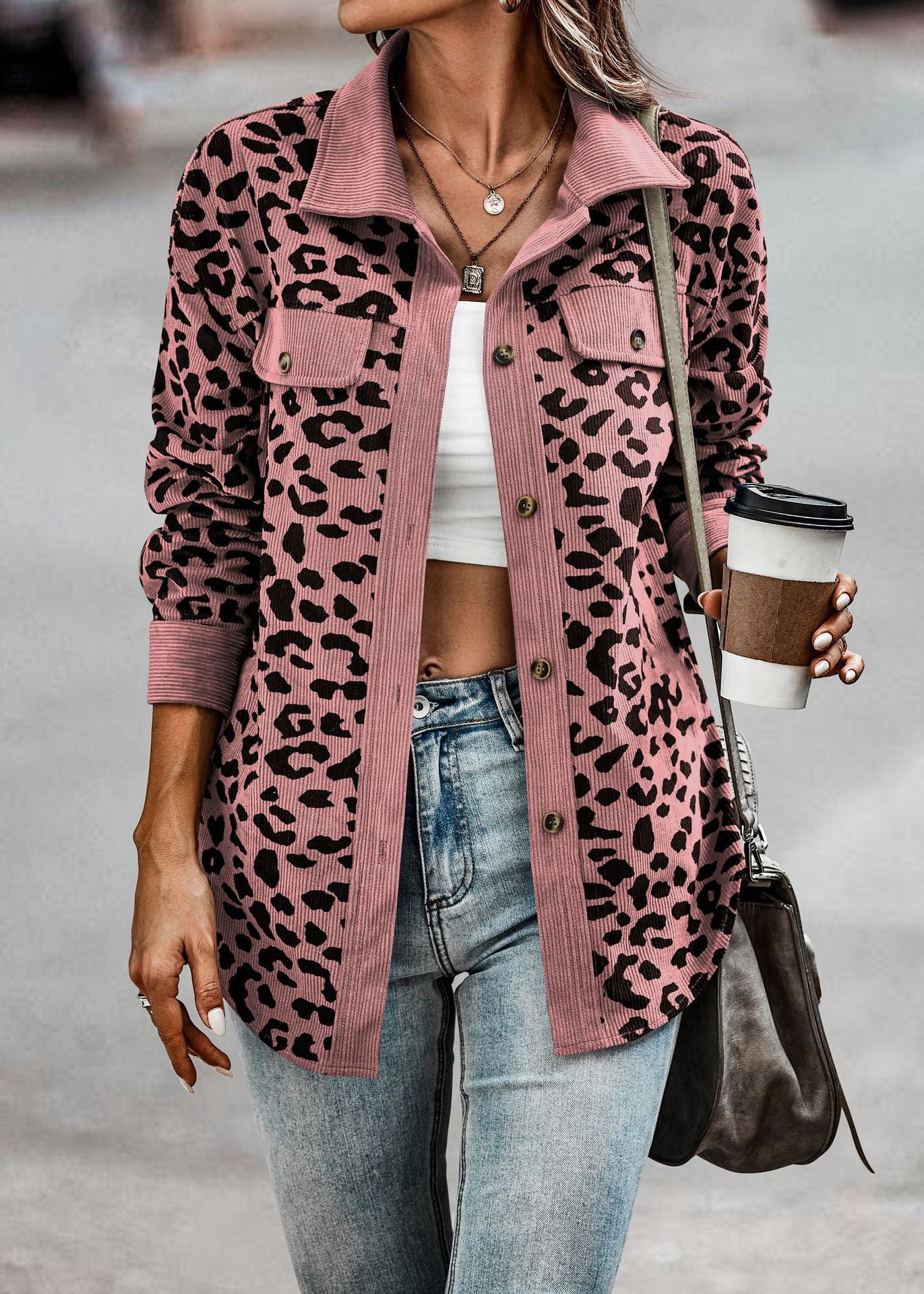 Damen Freizeitjacke mit strukturiertem Leopardenmuster und praktischen Taschen Sovae