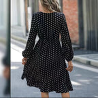 Damen Sommerliches Polka Dots Kleid mit V-Ausschnitt und Rüschendetails Sovae