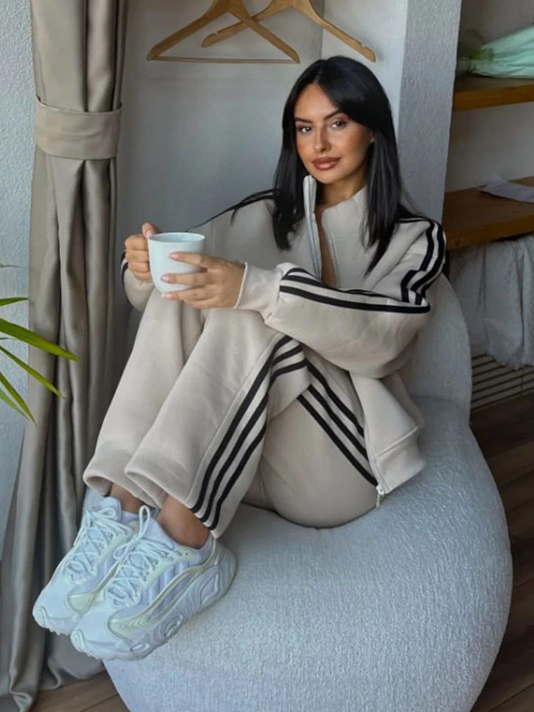 Damen Sportlicher Loungewear-Anzug mit hohem Kragen und seitlichen Streifen Sovae