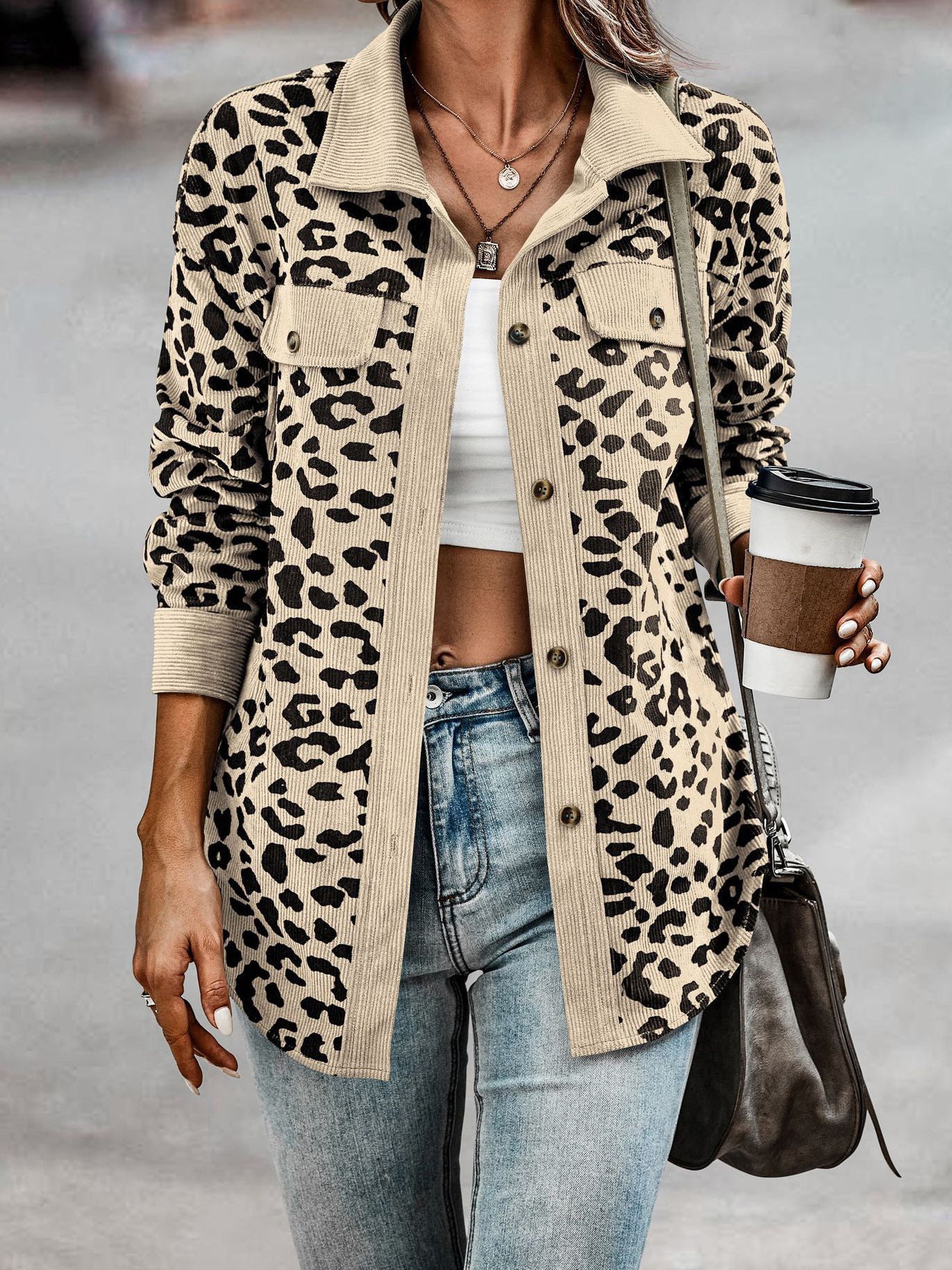 Damen Freizeitjacke mit strukturiertem Leopardenmuster und praktischen Taschen Sovae