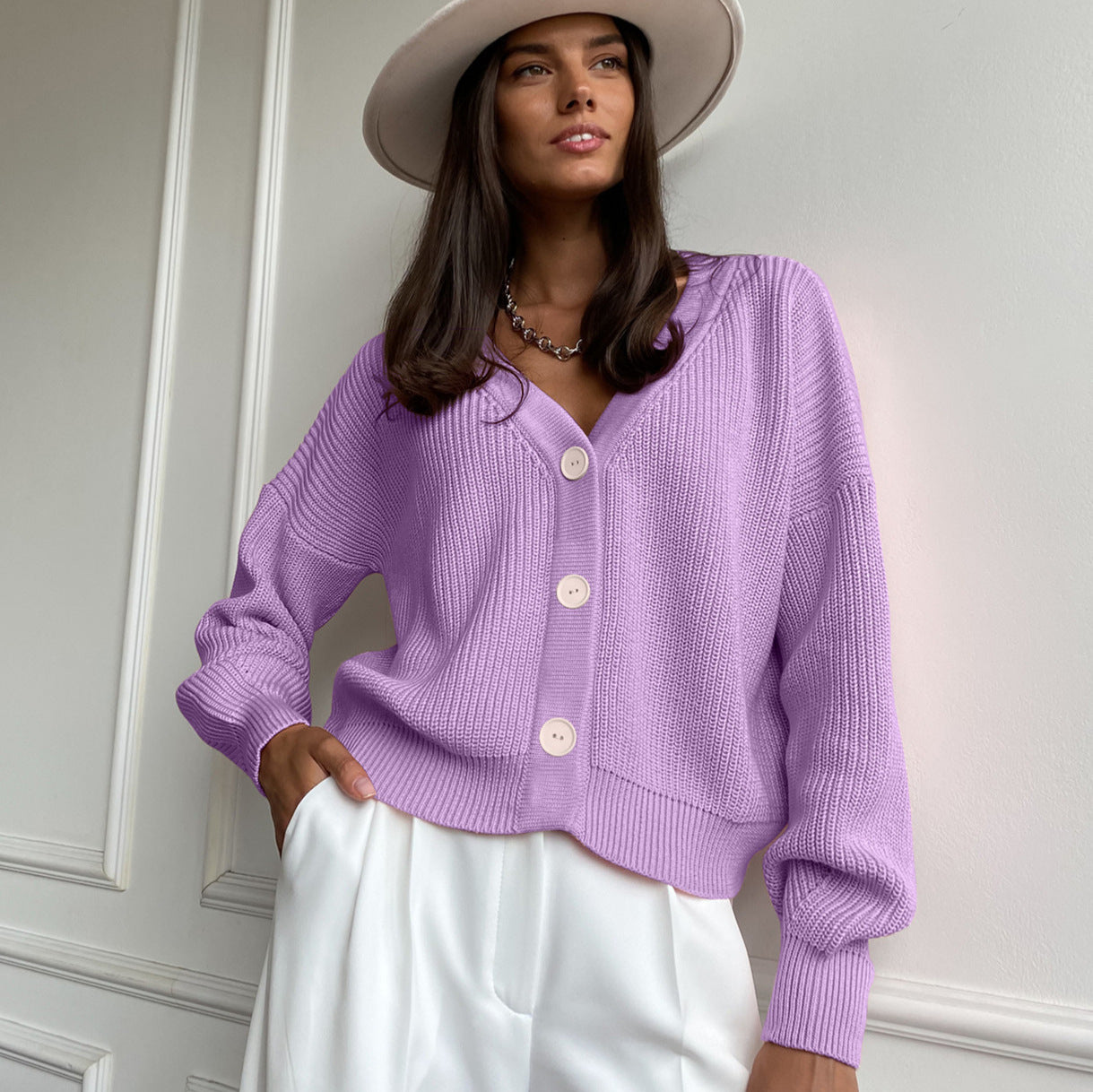 Damen kuschelige Strickjacke mit umschlagbaren Ärmeln und modischen Knopfdetails Sovae