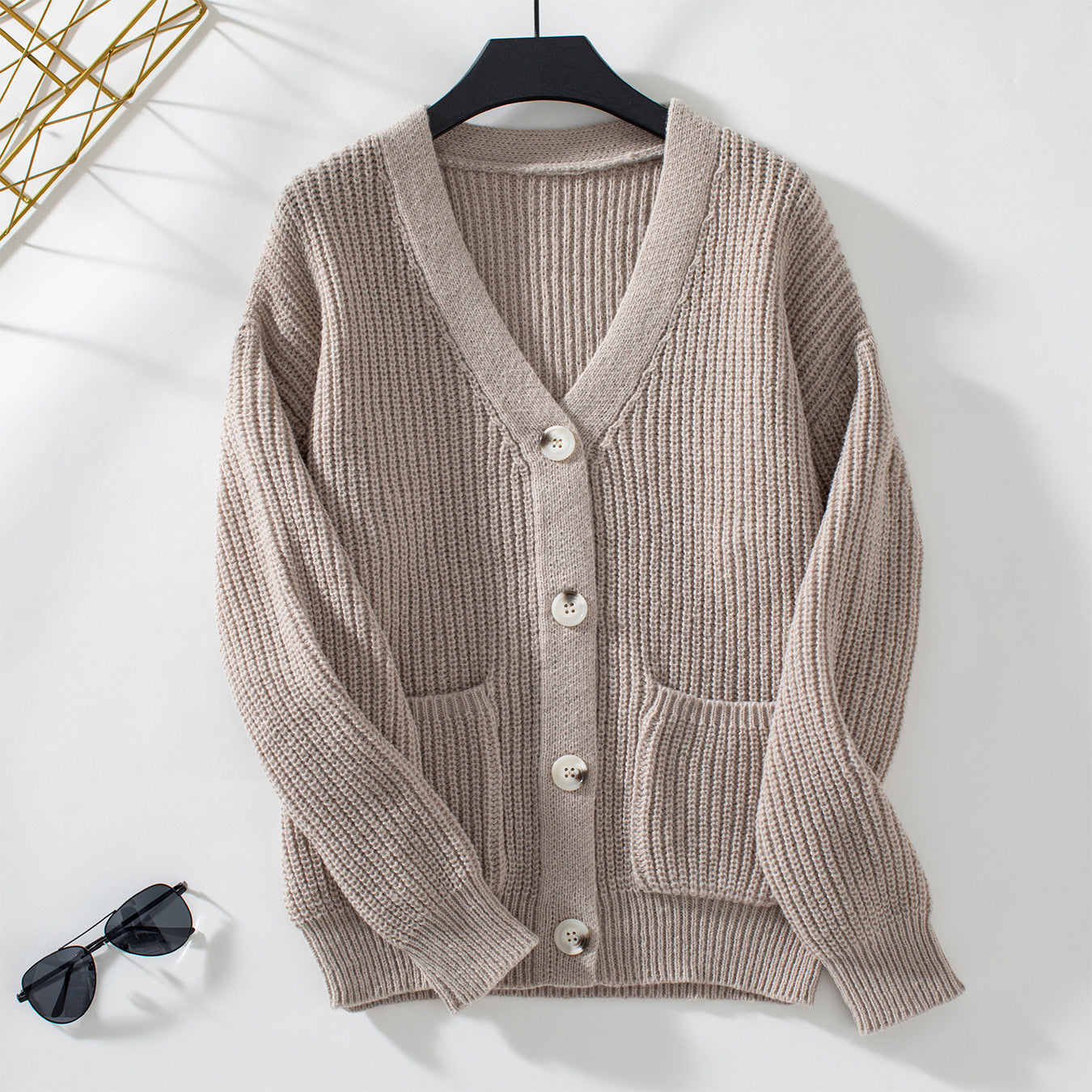 Damen Strickjacke mit tiefem V-Ausschnitt und praktischen Taschen Sovae