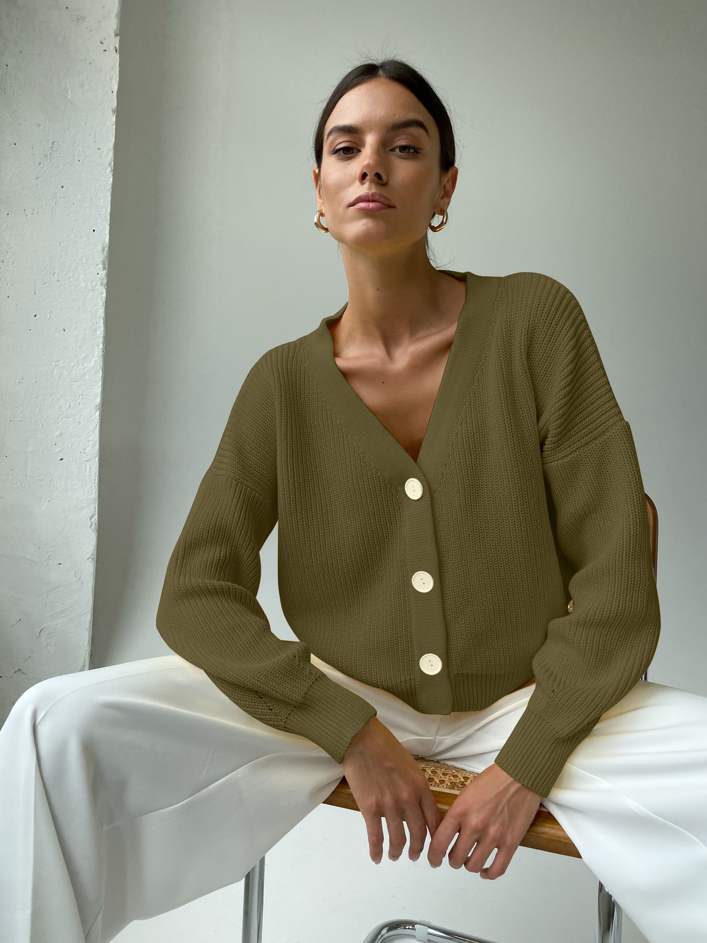 Damen kuschelige Strickjacke mit umschlagbaren Ärmeln und modischen Knopfdetails Sovae