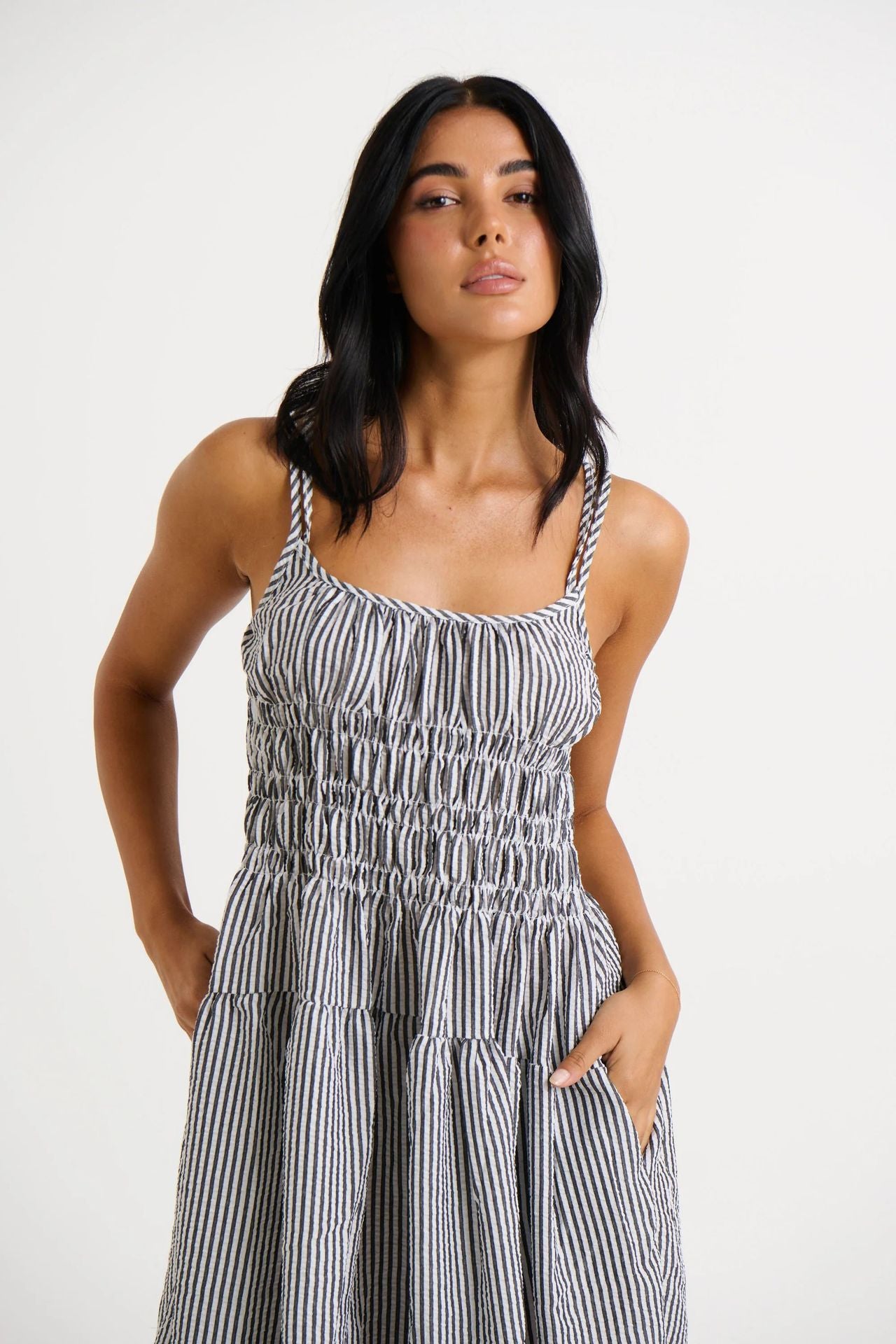 Damen verspieltes Maxikleid mit lässigem Schnitt und Raffungen Sovae