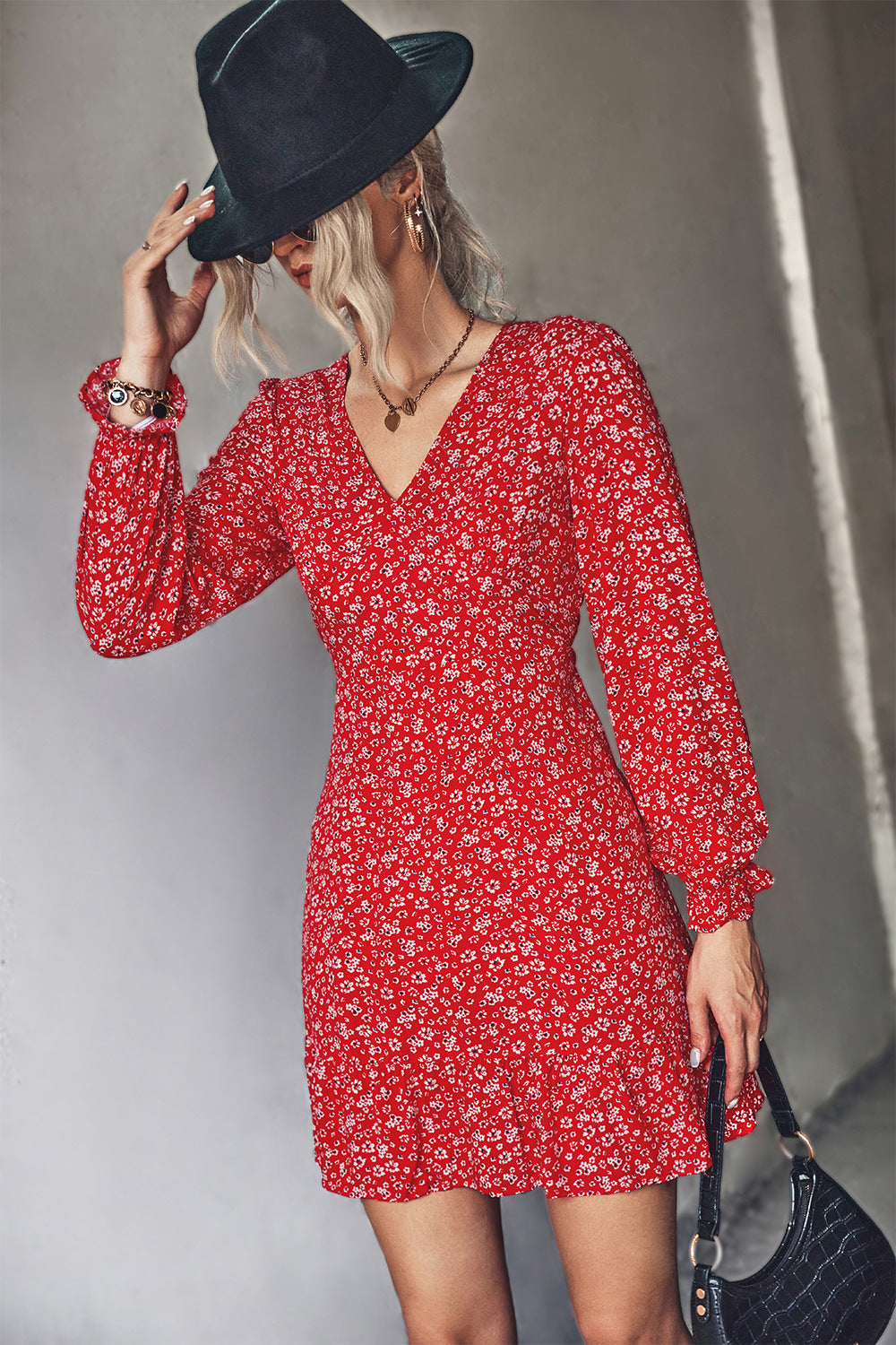 Damen Minikleid mit verspieltem floralem Muster und femininem V-Ausschnitt Sovae