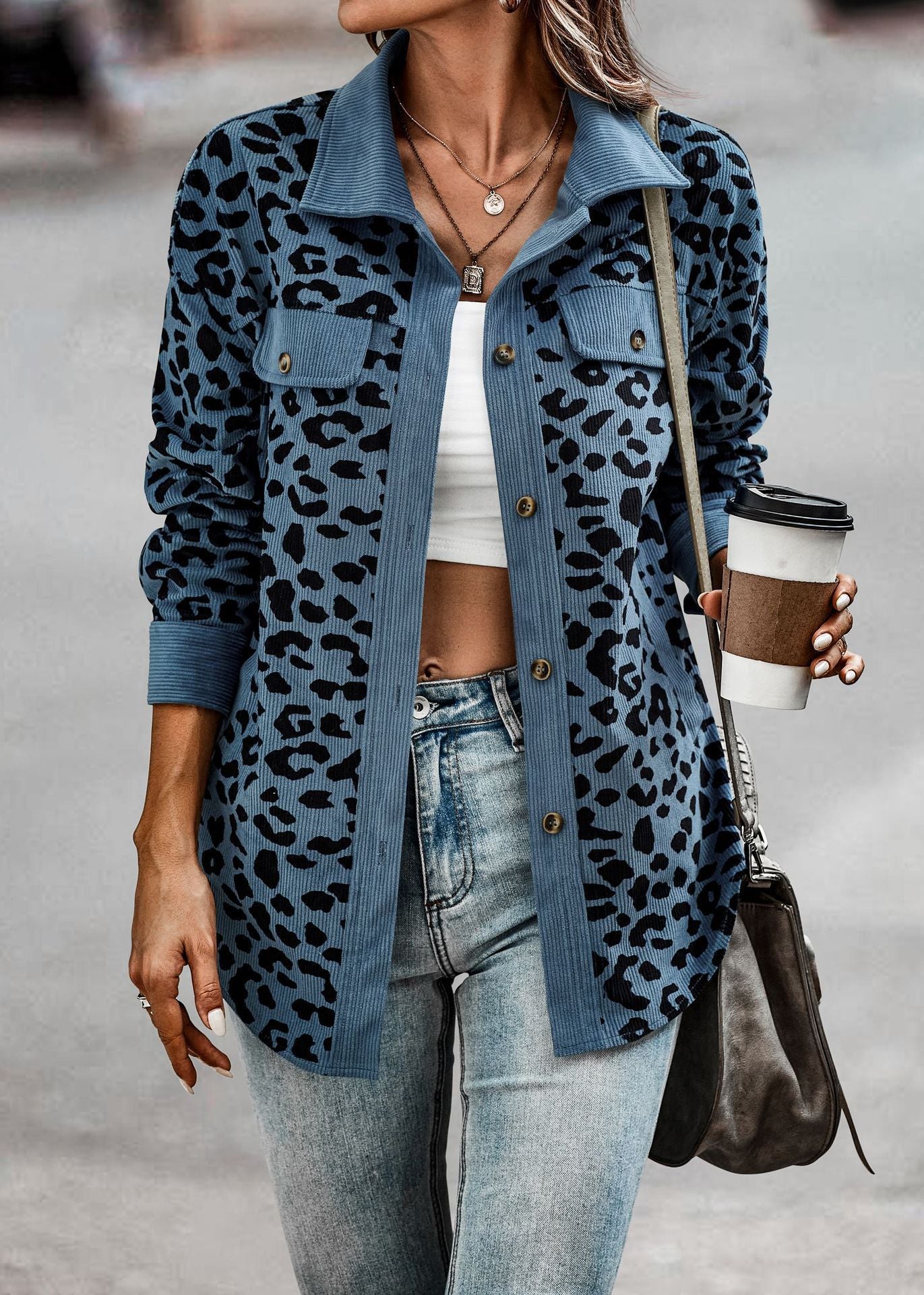 Damen Jacke im Leopardenmuster mit strukturiertem Stoff und praktischen Taschen Sovae