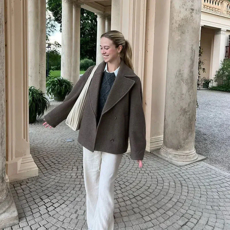 Damen modische Shortjacke mit breitem Revers und Knopfverschluss Sovae