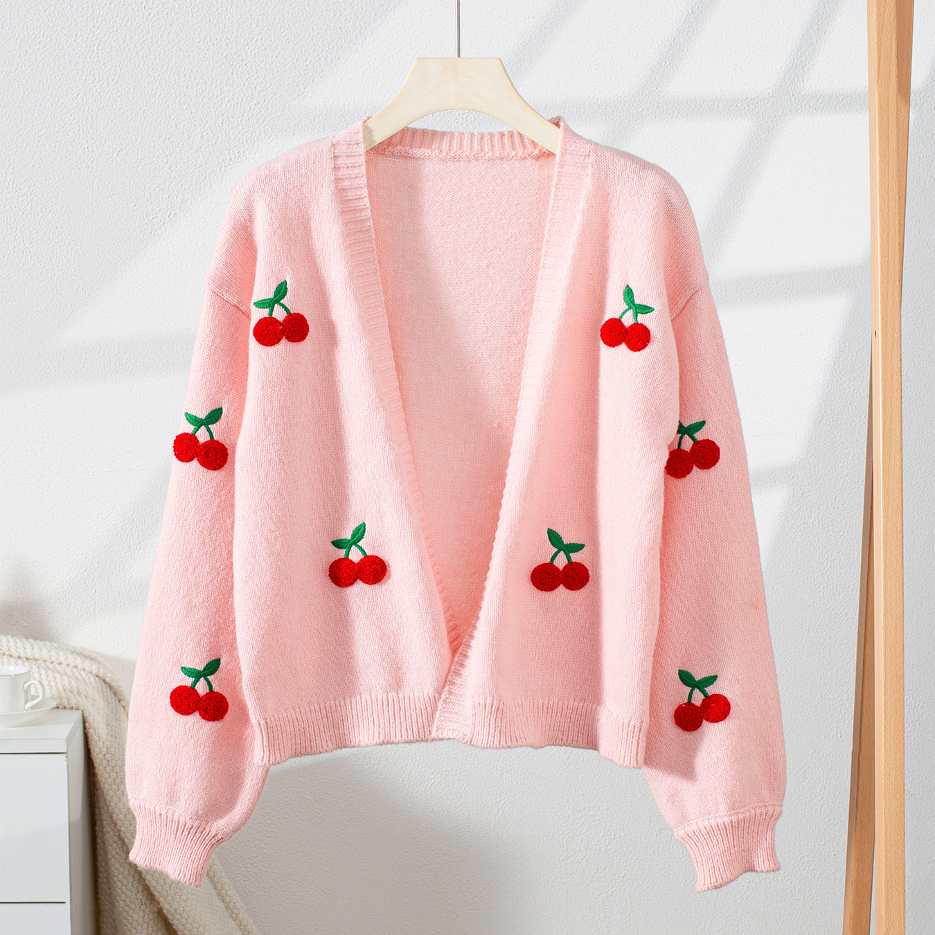 Damen kuschelige Strickjacke mit kirschmotivierten Applikationen Sovae