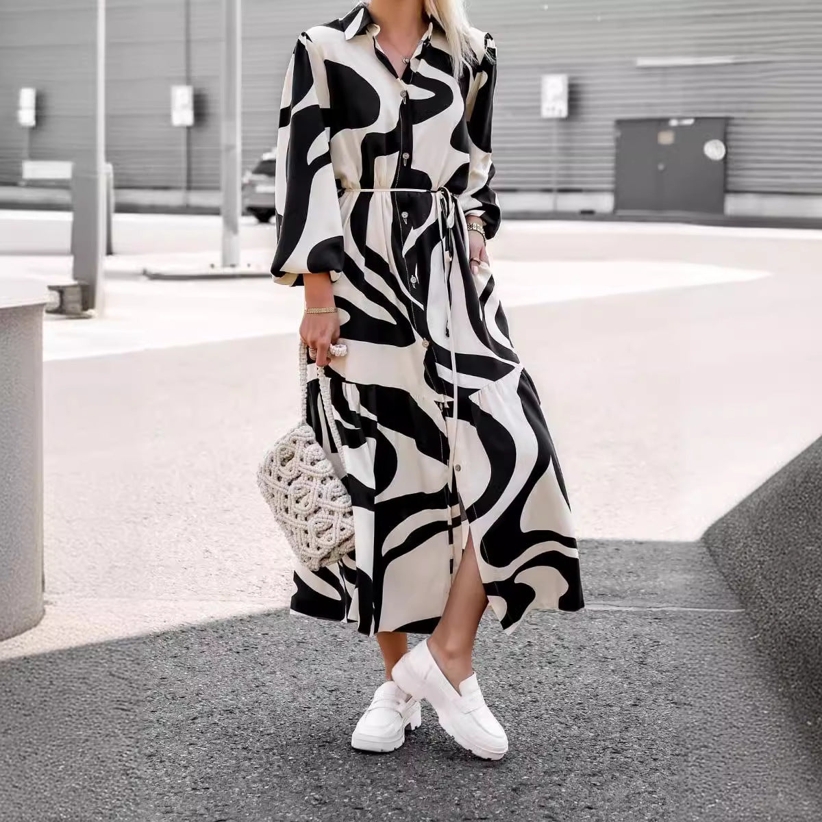 Damen Maxikleid mit modernem Muster und praktischem Taillengürtel Sovae