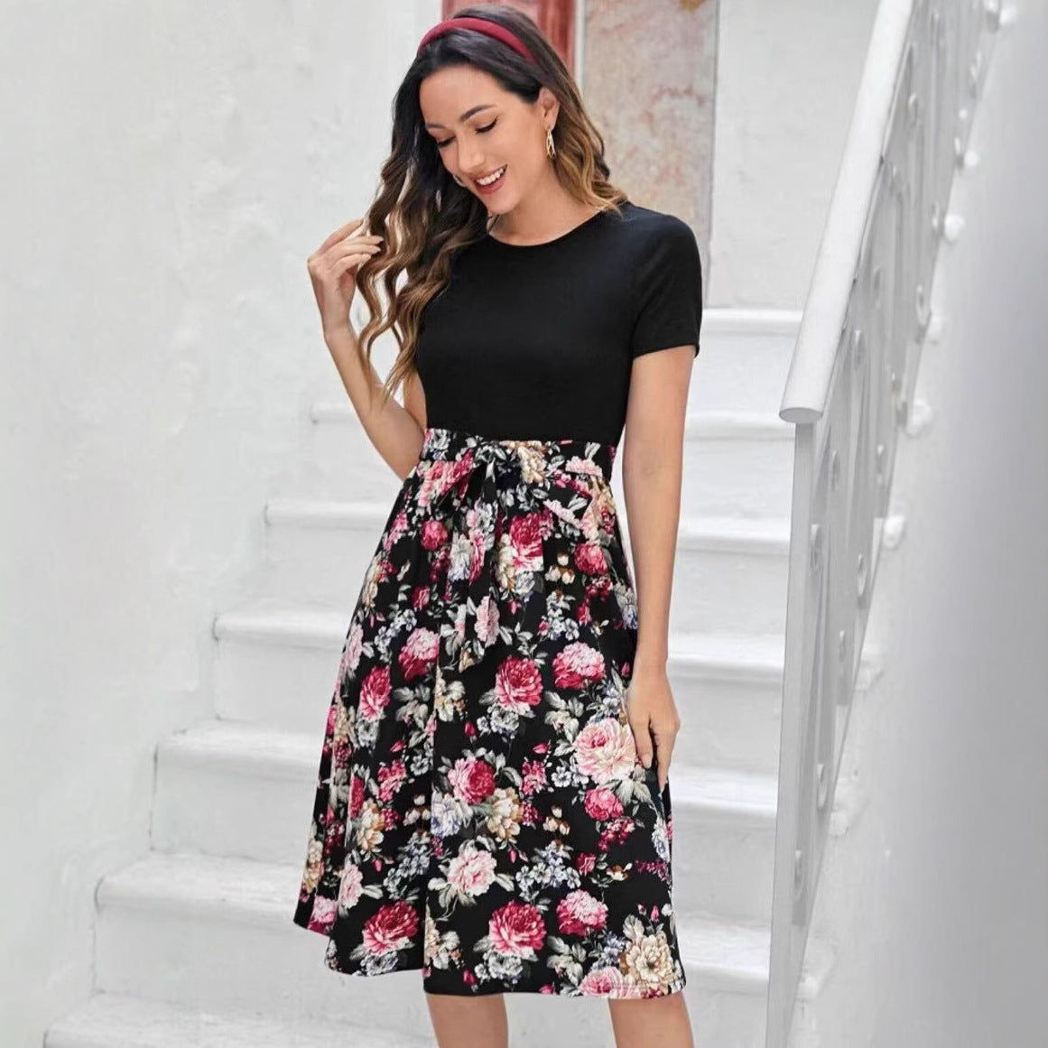 Damen Floral Midi Kleid mit tailliertem Design und breitem Rock Sovae