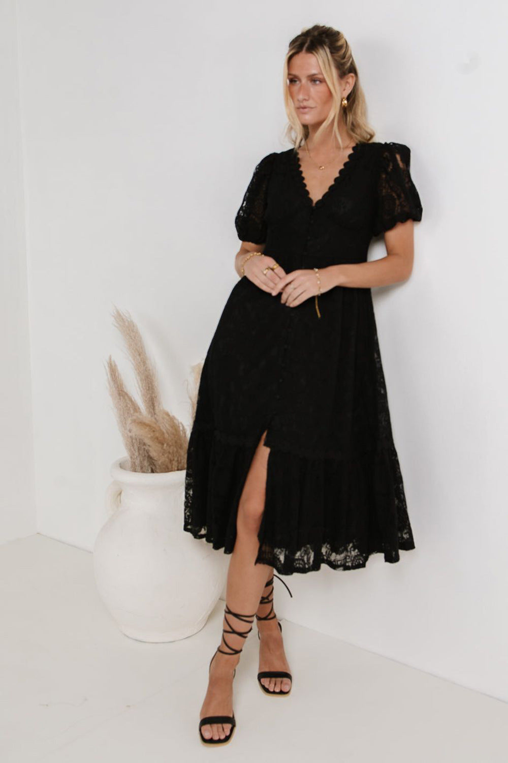 Damen Maxikleid mit zarten Spitzenapplikationen und voluminösen Ärmeln Sovae