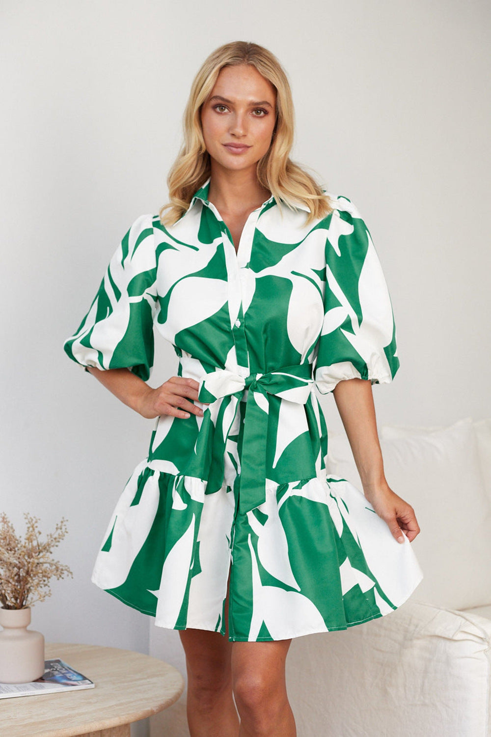 Damen Kurzkleid mit taillierbarem Gürtel und Puffärmeln Sovae