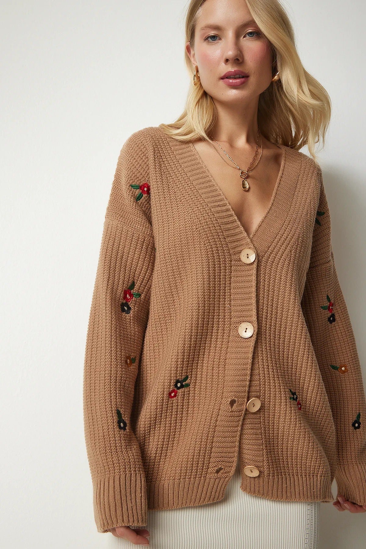 Damen Strickjacke mit floralem Stickdesign und komfortablem Schnitt Sovae
