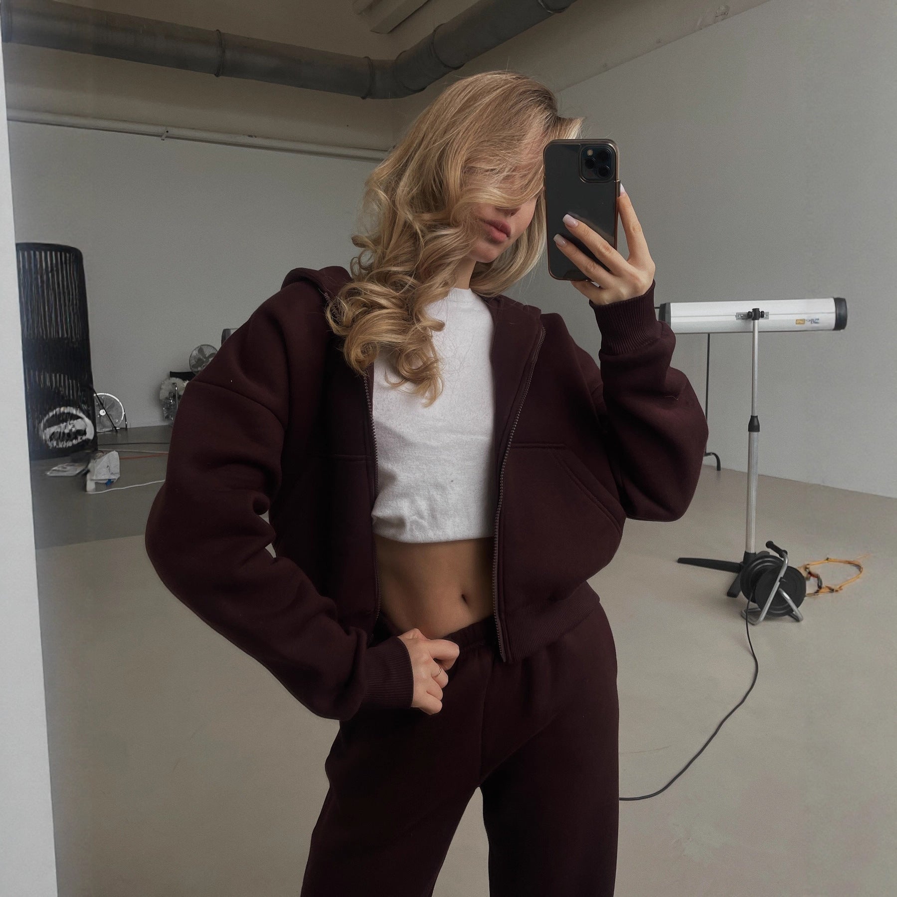 Damen modisches sportliches Set mit kurzem Zip-Hoodie und entspannter Hose Sovae