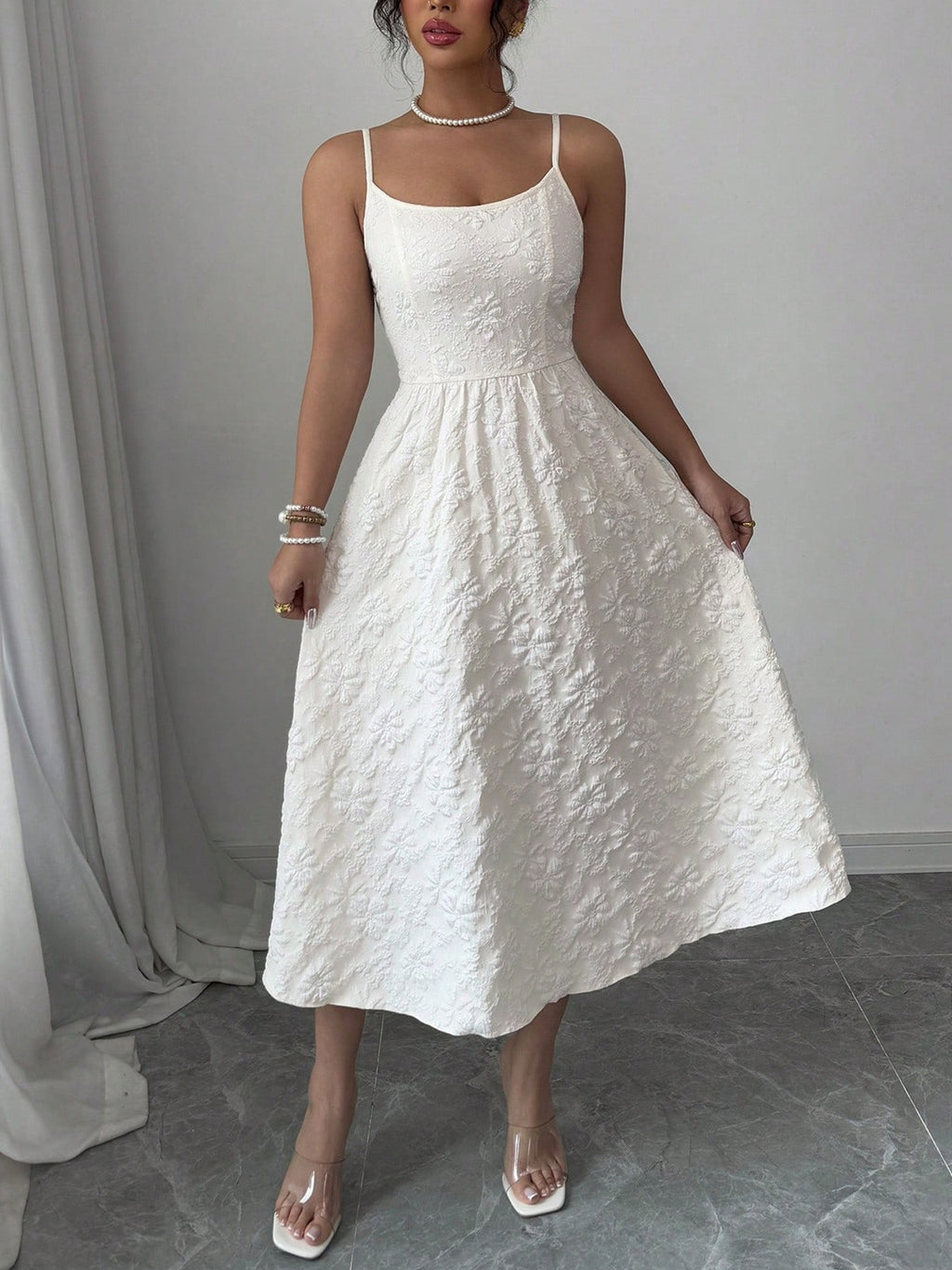 Damen Midikleid mit floralen Stickereien und schmalen Spaghetti-Trägern Sovae