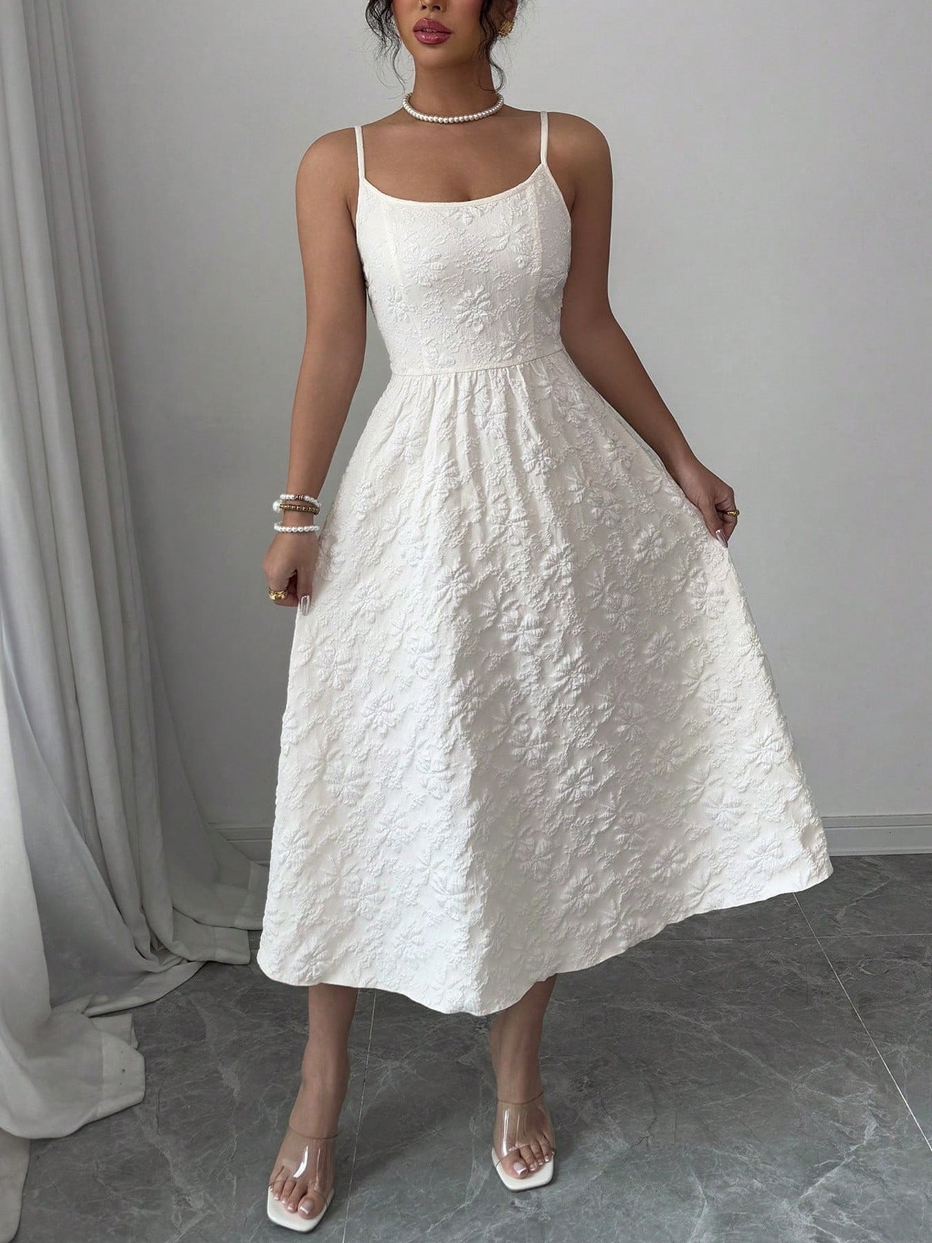 Damen Midikleid mit floralen Stickereien und schmalen Spaghetti-Trägern Sovae