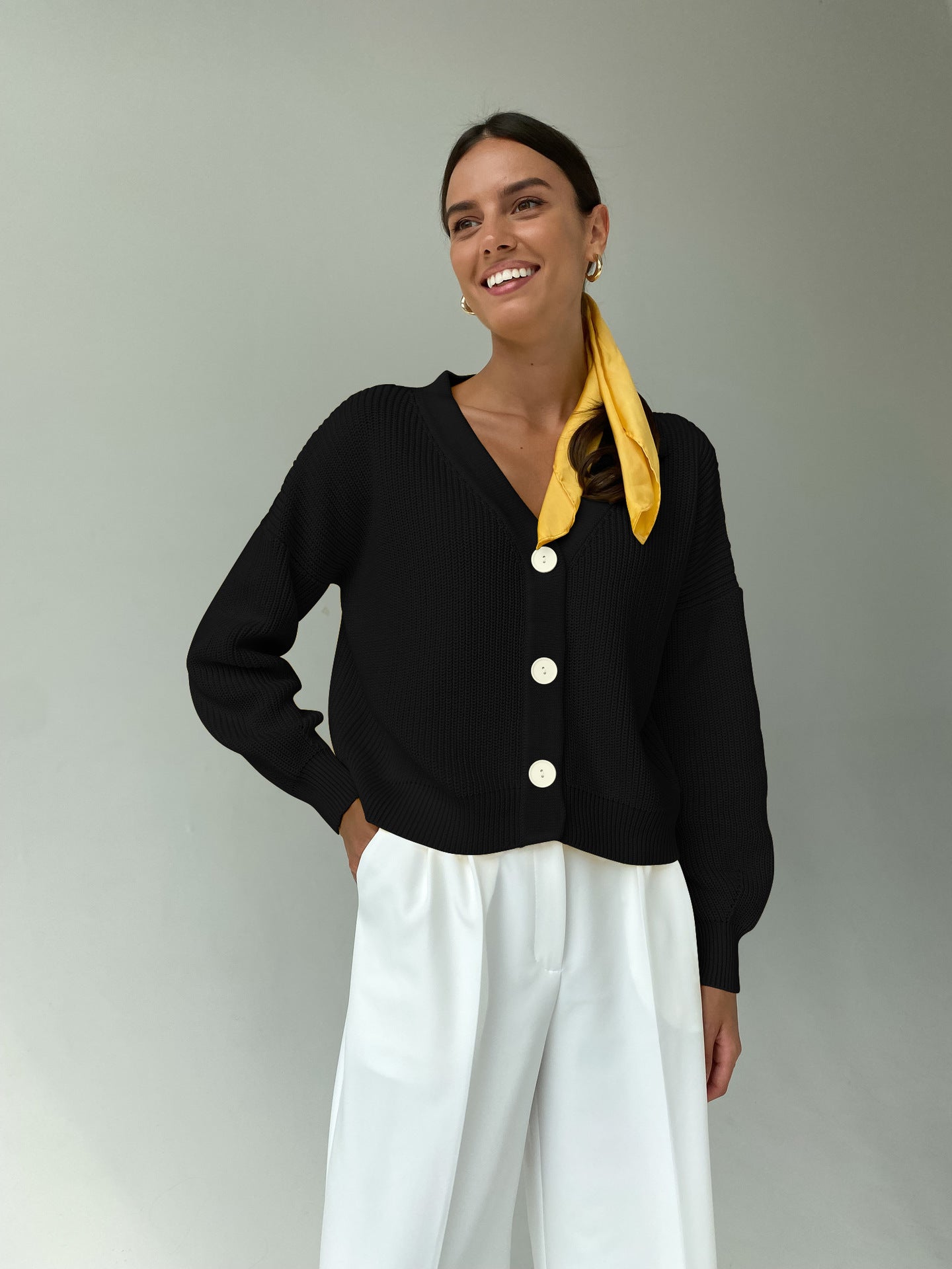 Damen kuschelige Strickjacke mit umschlagbaren Ärmeln und modischen Knopfdetails Sovae